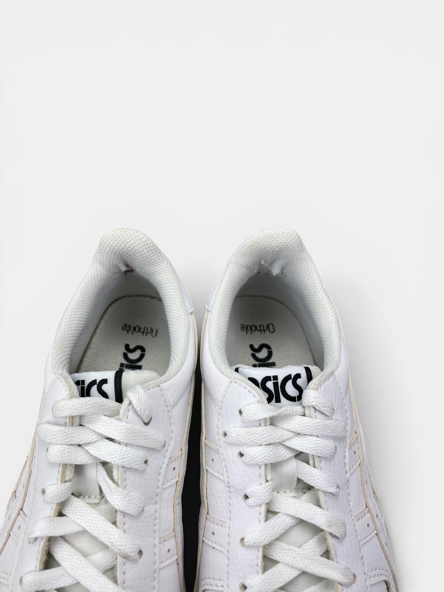 Asics Leather Sneakers — buty sportowe damskie w bardzo dobrym stanie rozmiar 39, zapiętki butów