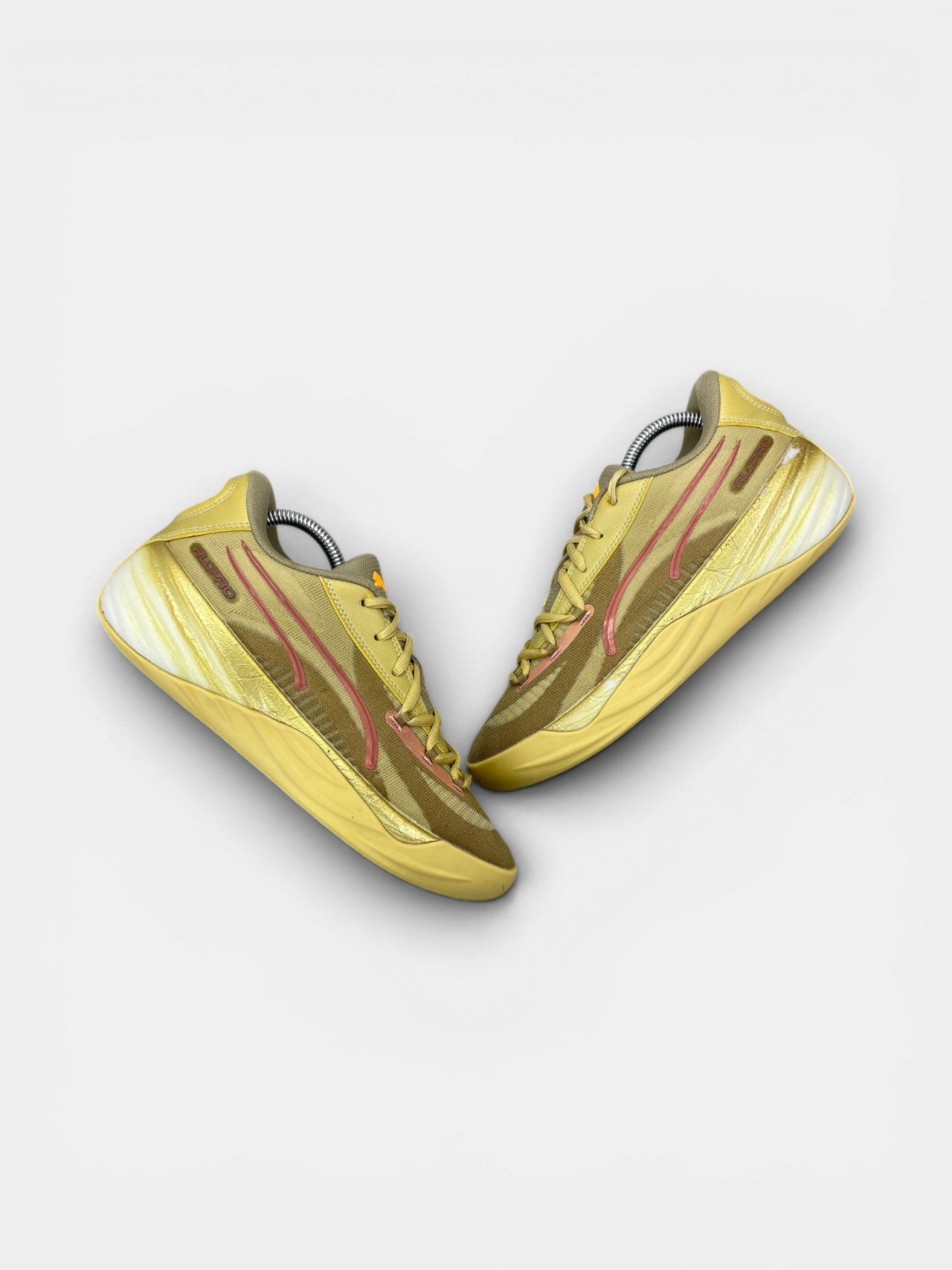 Puma All Pro Nitro Cny CNY — buty sportowe damskie w bardzo dobrym stanie rozmiar 39, widok z góry na zewnętrzną stronę butów