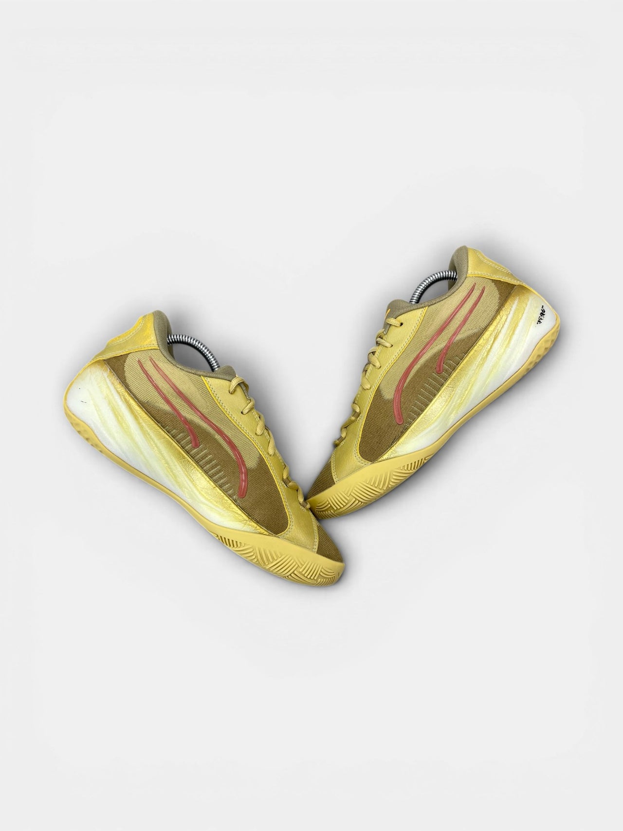 Puma All Pro Nitro Cny CNY — buty sportowe damskie w bardzo dobrym stanie rozmiar 39, zewnętrzny panel prawego buta