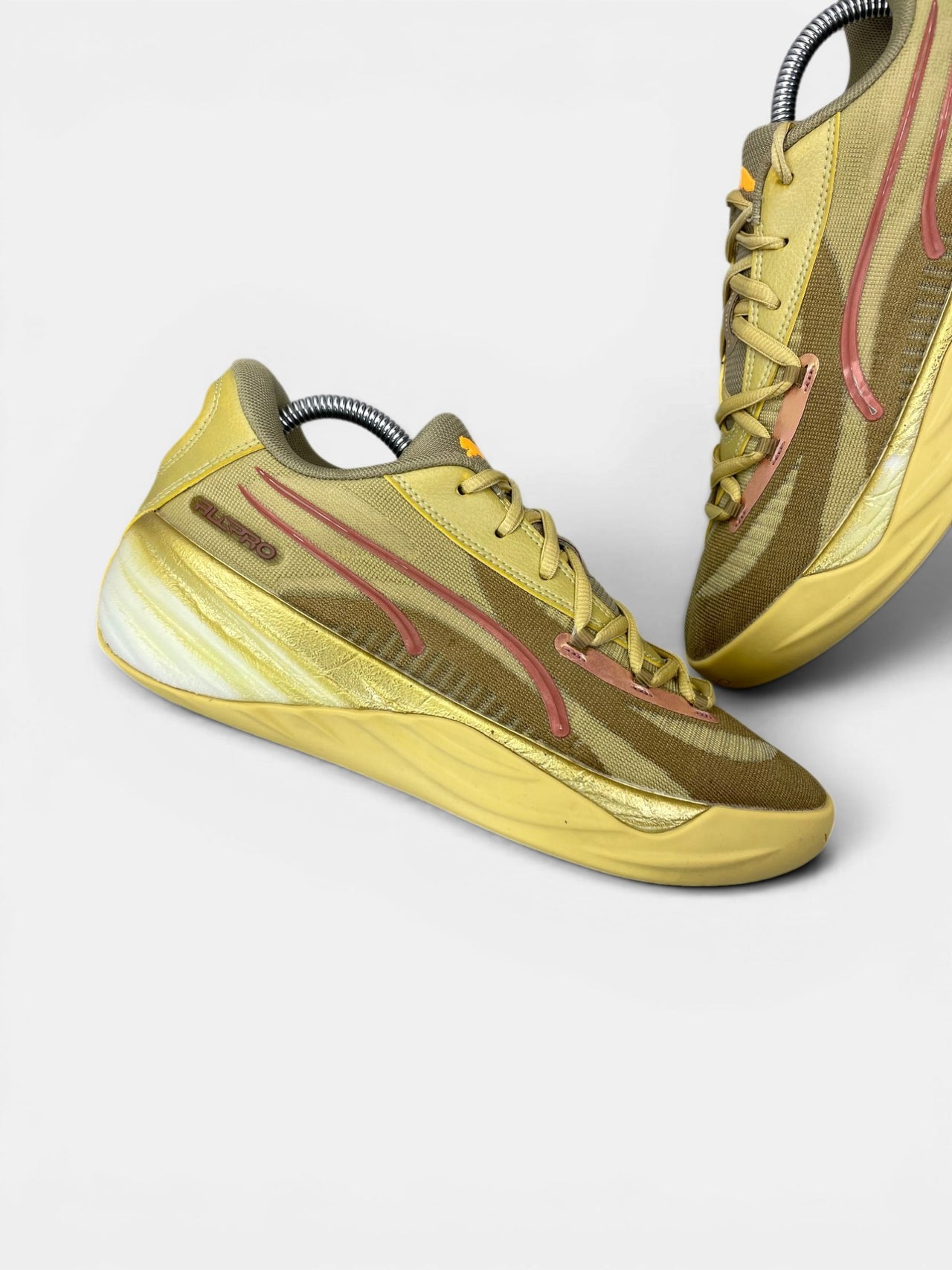 Puma All Pro Nitro Cny CNY — buty sportowe damskie w bardzo dobrym stanie rozmiar 39, zewnętrzny panel lewego buta