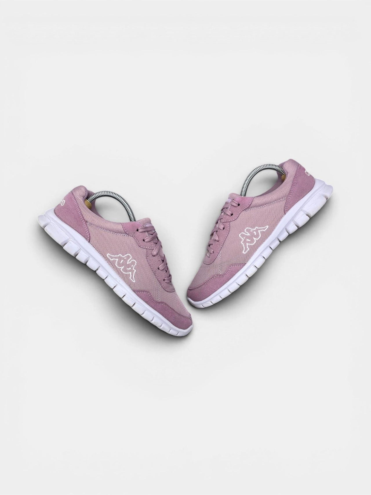 Kappa Sneakers — buty sportowe damskie w bardzo dobrym stanie rozmiar 40, widok z góry na zewnętrzną stronę butów