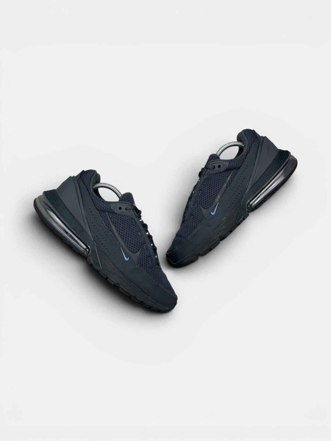 Nike Air Max Pulse Black Blue — buty sportowe męskie w dobrym stanie rozmiar 43, widok z góry na zewnętrzną stronę butów