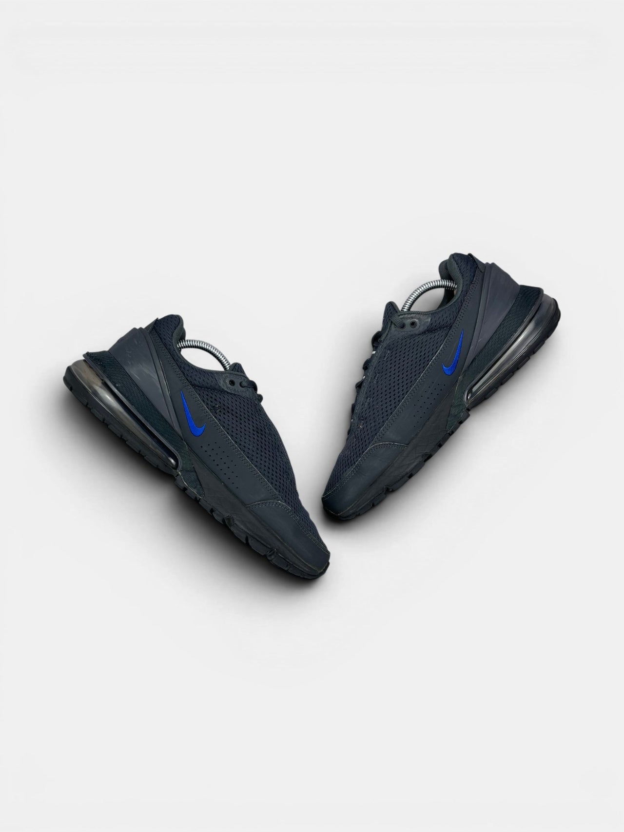 Nike Air Max Pulse Black Blue — buty sportowe męskie w dobrym stanie rozmiar 43, zewnętrzny panel prawego buta