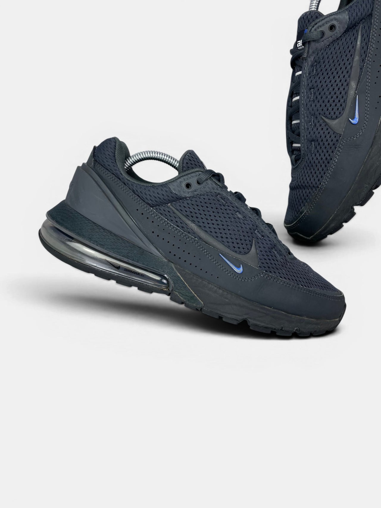 Nike Air Max Pulse Black Blue — buty sportowe męskie w dobrym stanie rozmiar 43, zewnętrzny panel lewego buta