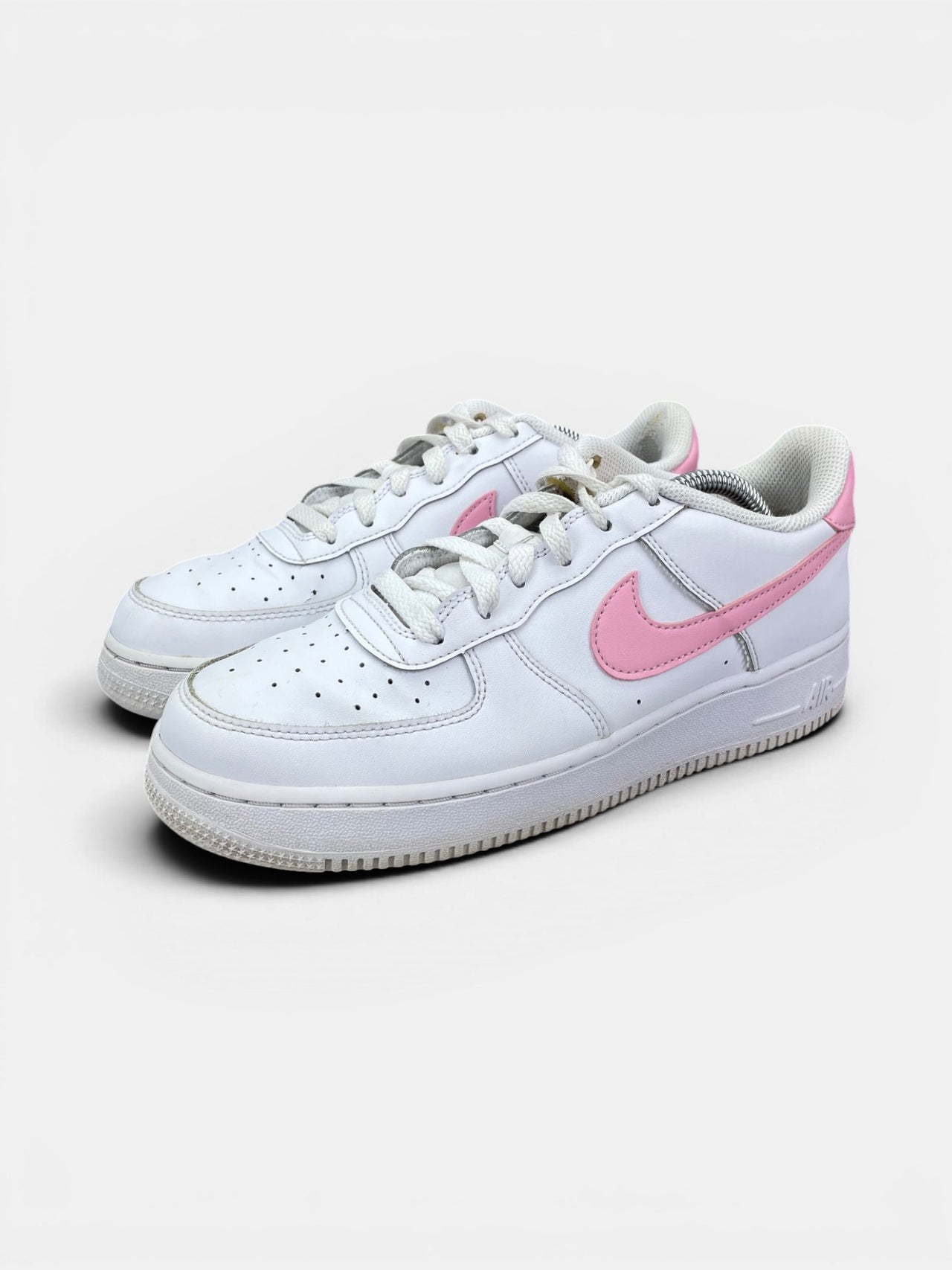 Nike Air Force 1 Low White/Medium Soft Pink — buty sportowe damskie w bardzo dobrym stanie rozmiar 40, widok z boku