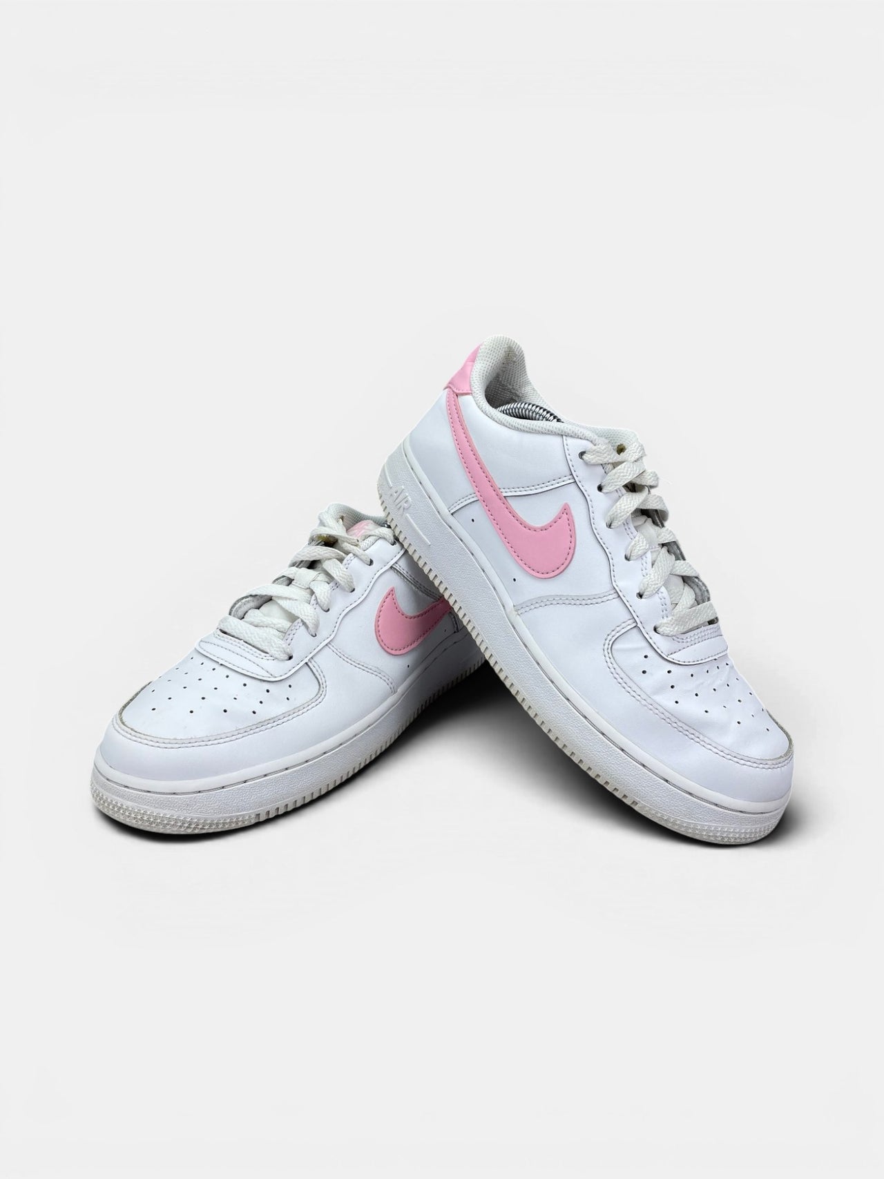 Nike Air Force 1 Low White/Medium Soft Pink — buty sportowe damskie w bardzo dobrym stanie rozmiar 40, boczny profil