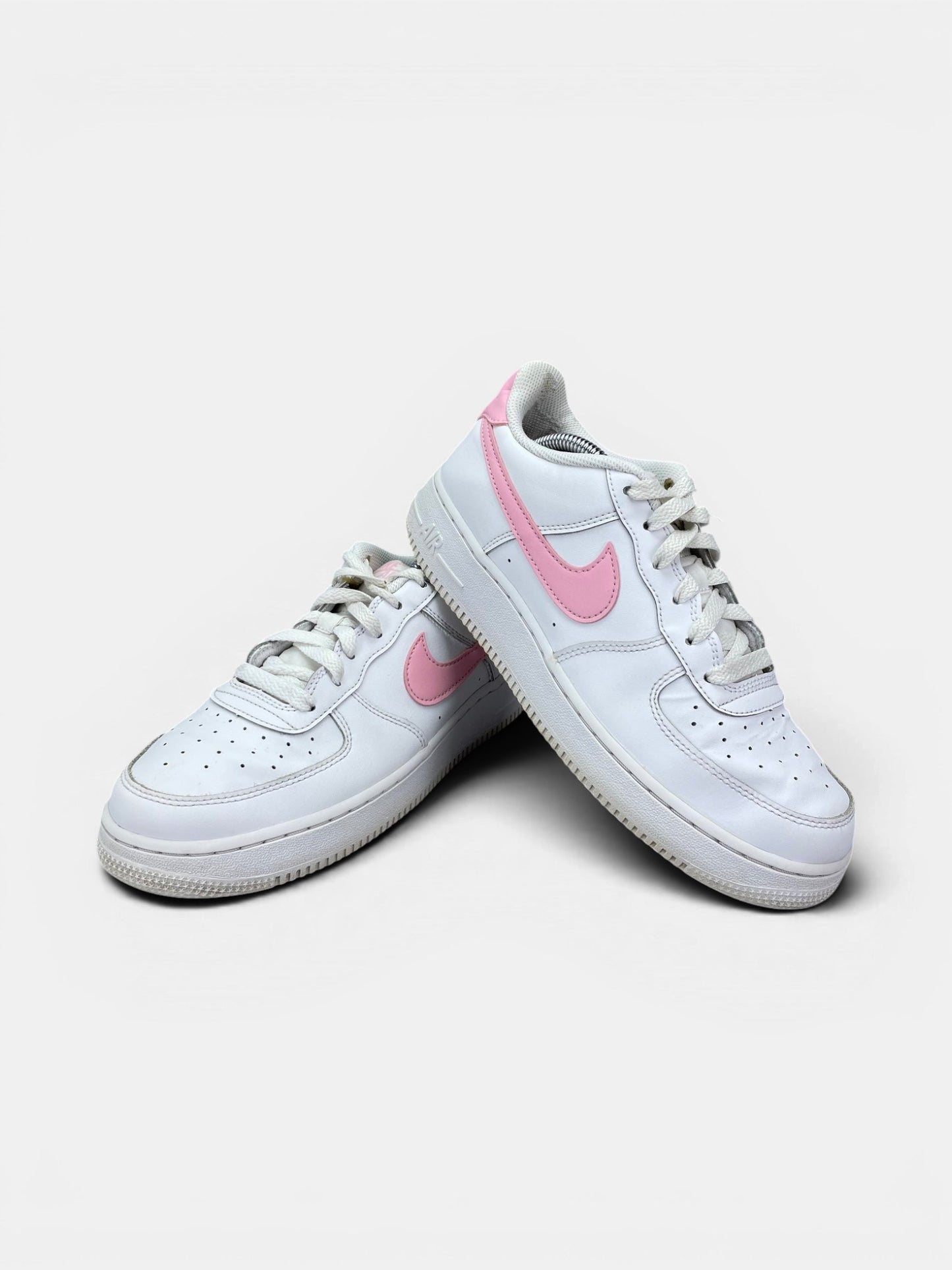 Nike Air Force 1 Low White/Medium Soft Pink — buty sportowe damskie w bardzo dobrym stanie rozmiar 40, boczny profil