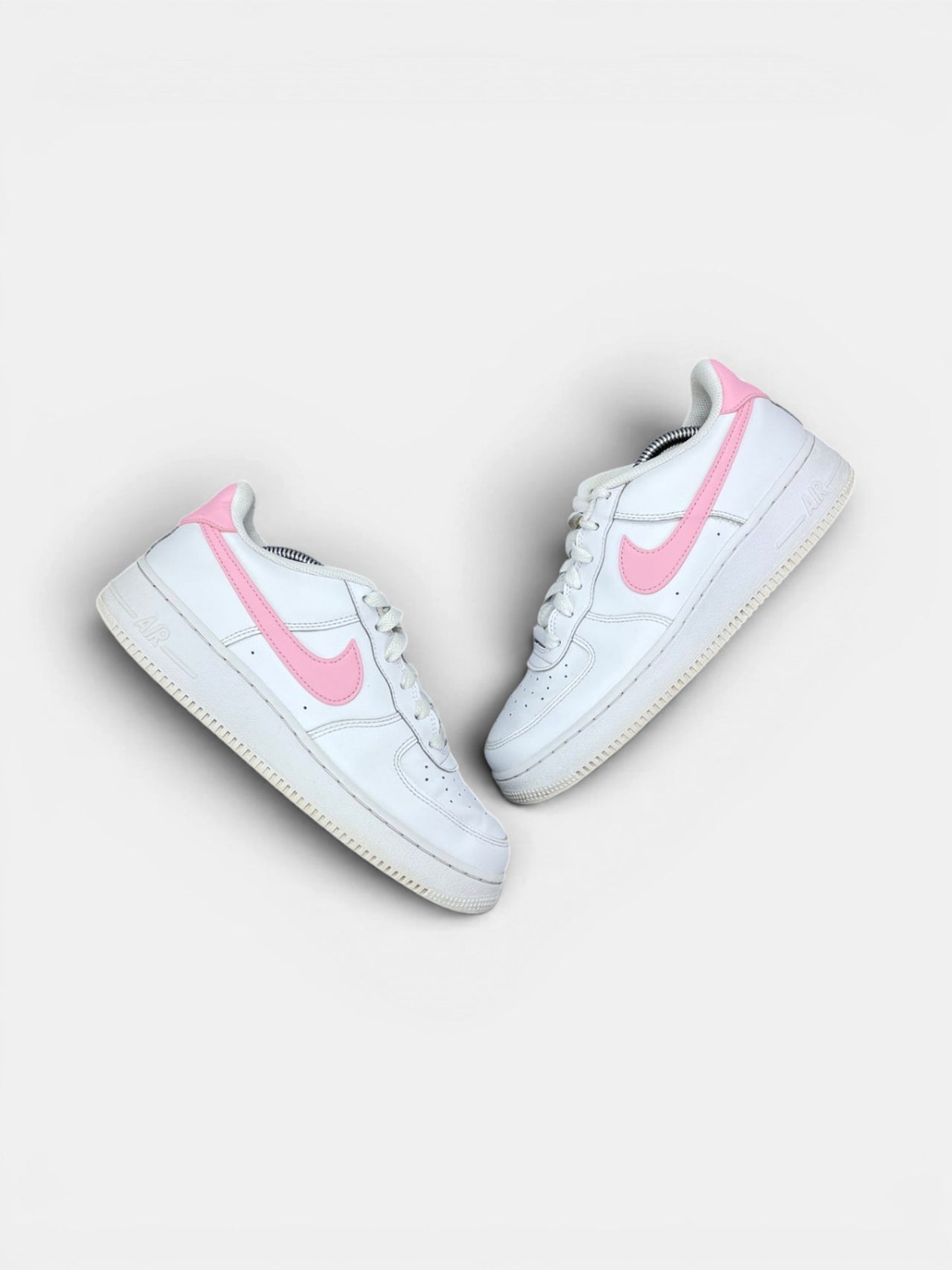 Nike Air Force 1 Low White/Medium Soft Pink — buty sportowe damskie w bardzo dobrym stanie rozmiar 40, widok z góry na zewnętrzną stronę butów
