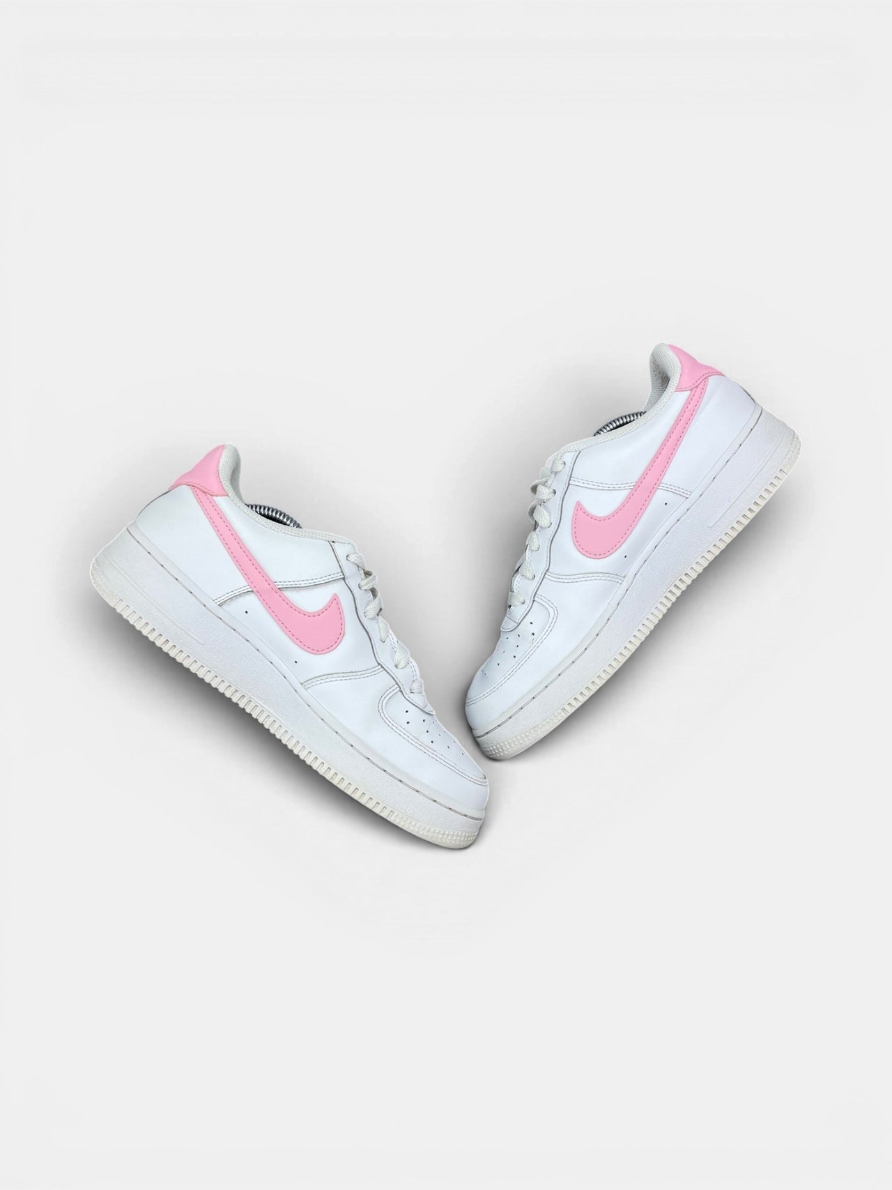 Nike Air Force 1 Low White/Medium Soft Pink — buty sportowe damskie w bardzo dobrym stanie rozmiar 40, zewnętrzny panel prawego buta