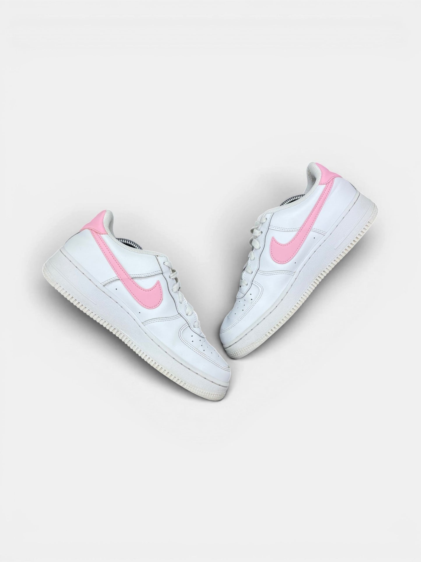 Nike Air Force 1 Low White/Medium Soft Pink — buty sportowe damskie w bardzo dobrym stanie rozmiar 40, zewnętrzny panel prawego buta