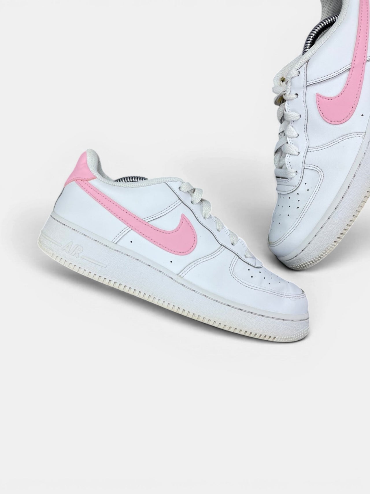 Nike Air Force 1 Low White/Medium Soft Pink — buty sportowe damskie w bardzo dobrym stanie rozmiar 40, zewnętrzny panel lewego buta