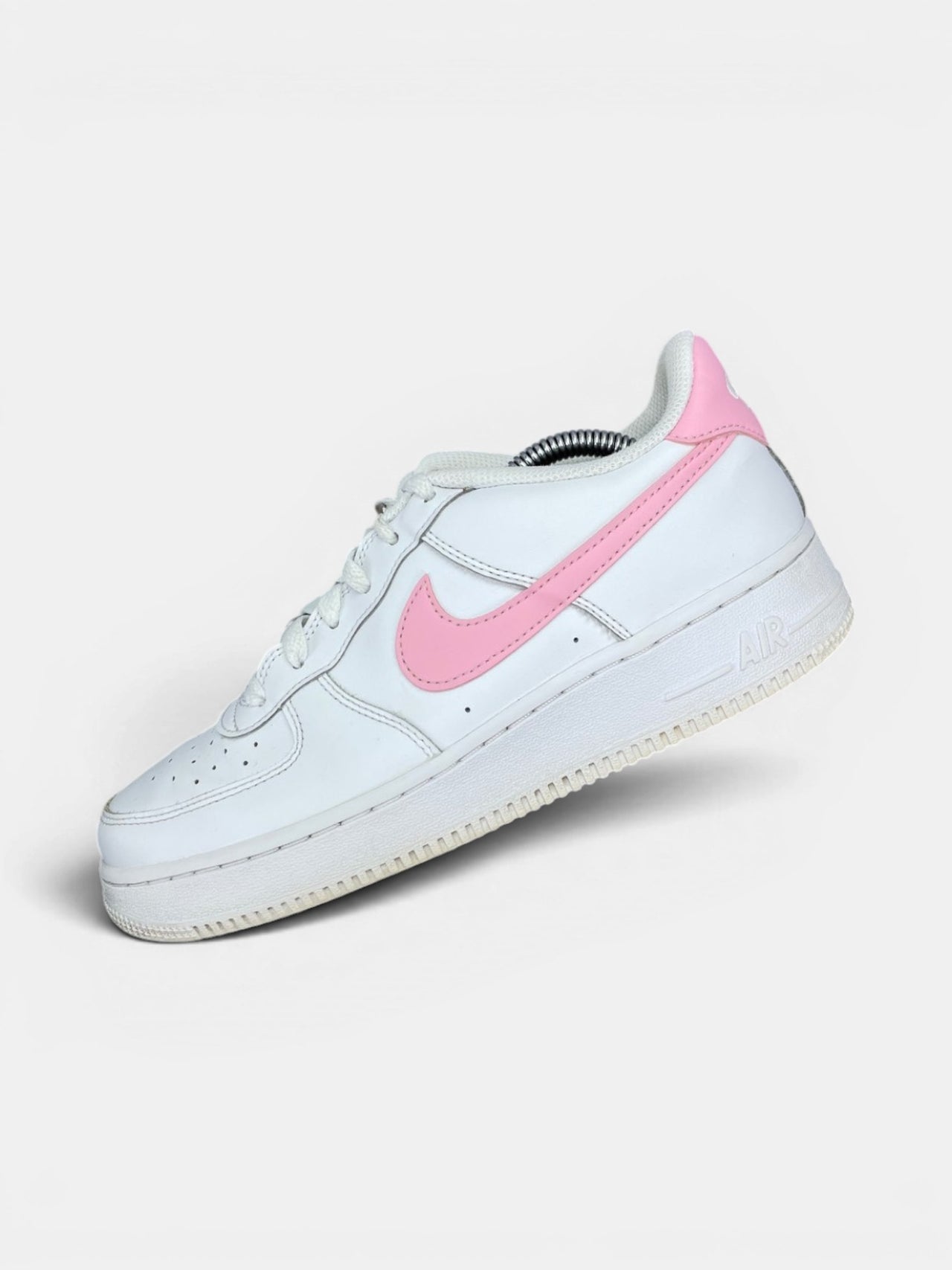 Nike Air Force 1 Low White/Medium Soft Pink — buty sportowe damskie w bardzo dobrym stanie rozmiar 40, widok z góry na wewnętrzną stronę butów