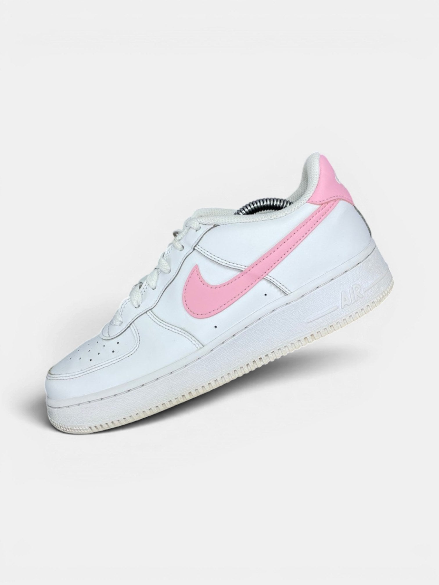 Nike Air Force 1 Low White/Medium Soft Pink — buty sportowe damskie w bardzo dobrym stanie rozmiar 40, widok z góry na wewnętrzną stronę butów
