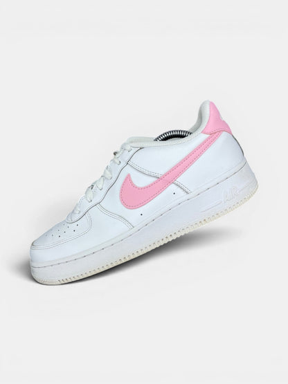 Nike Air Force 1 Low White/Medium Soft Pink — buty sportowe damskie w bardzo dobrym stanie rozmiar 40, widok z góry na wewnętrzną stronę butów