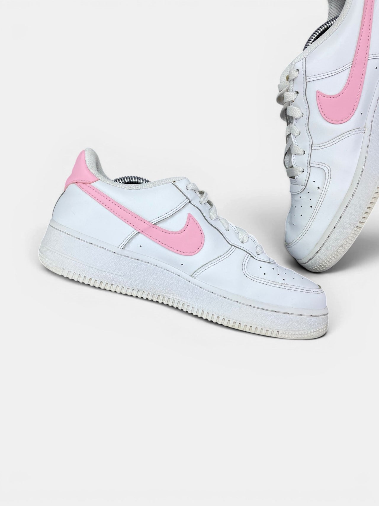 Nike Air Force 1 Low White/Medium Soft Pink — buty sportowe damskie w bardzo dobrym stanie rozmiar 40, wewnętrzny panel lewego buta
