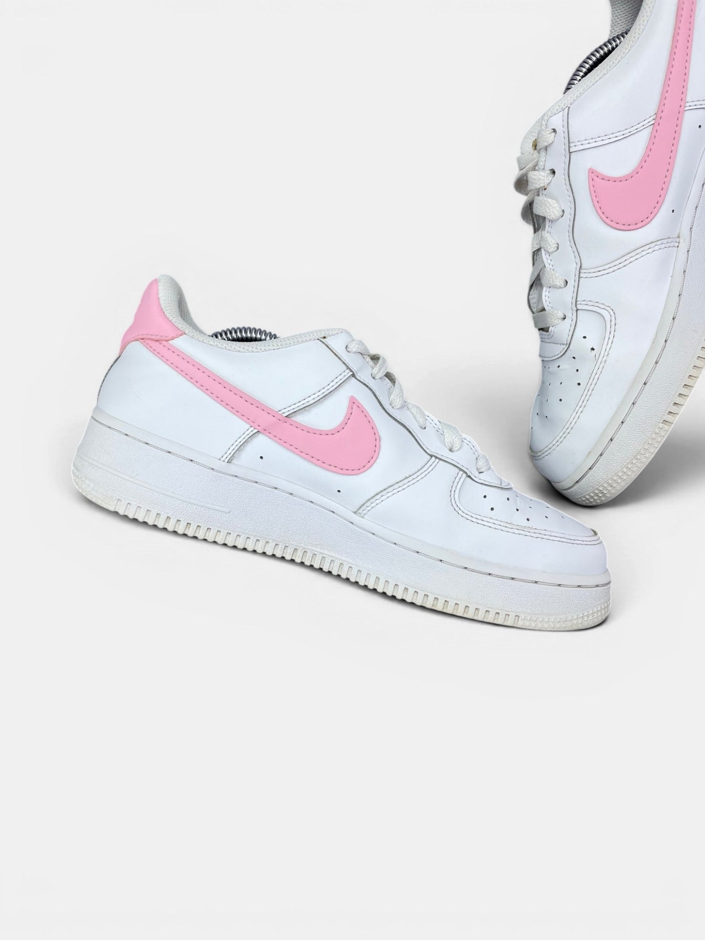 Nike Air Force 1 Low White/Medium Soft Pink — buty sportowe damskie w bardzo dobrym stanie rozmiar 40, wewnętrzny panel lewego buta