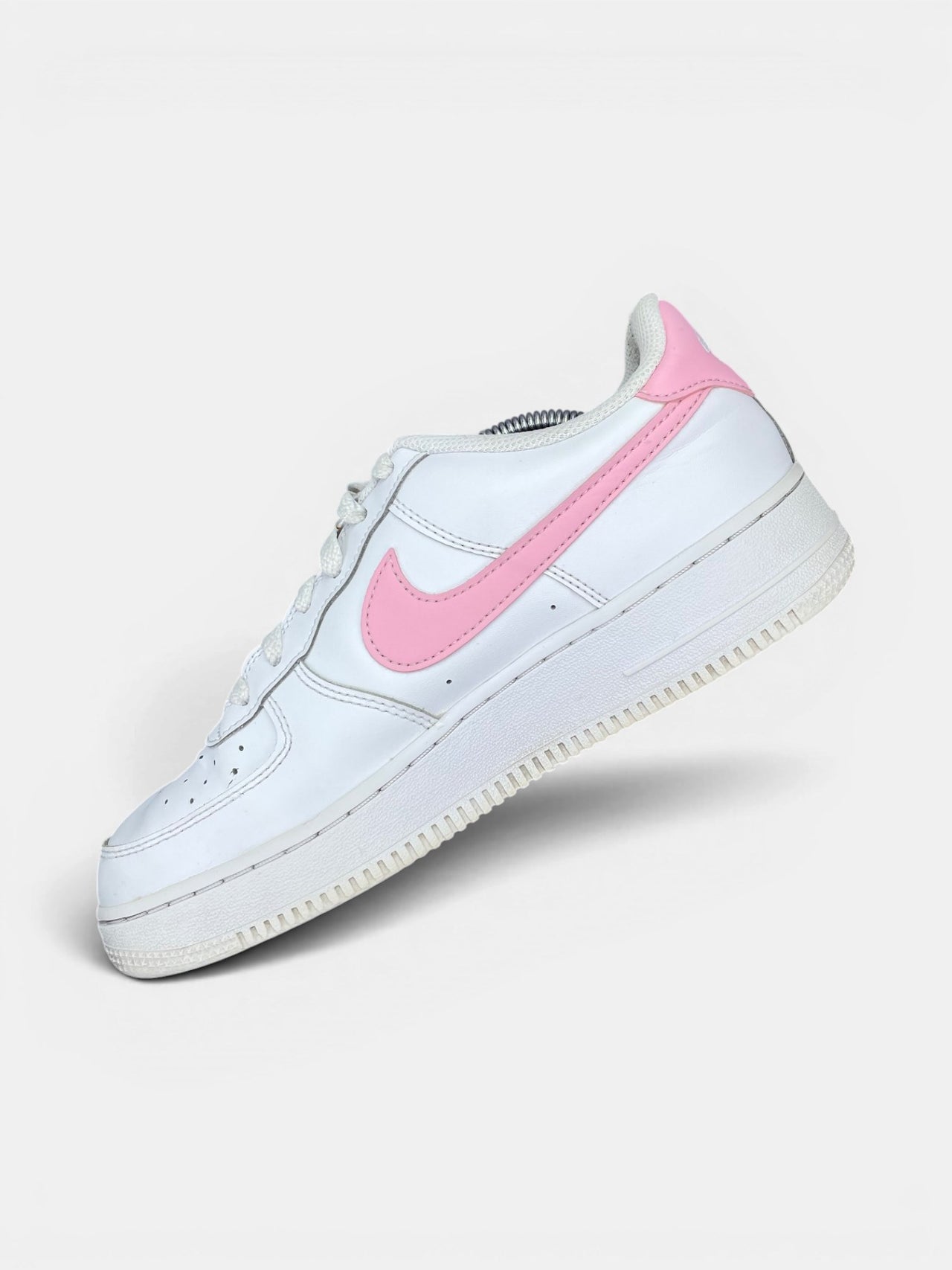 Nike Air Force 1 Low White/Medium Soft Pink — buty sportowe damskie w bardzo dobrym stanie rozmiar 40, wewnętrzny panel prawego buta