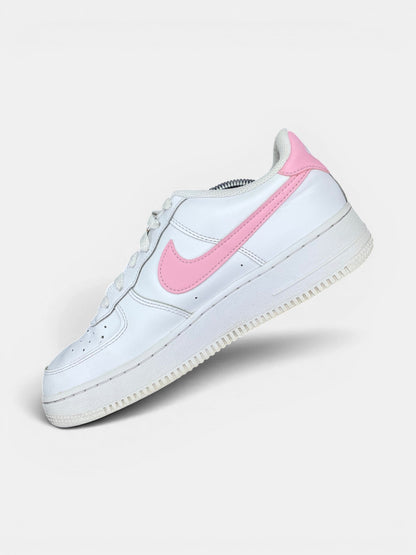 Nike Air Force 1 Low White/Medium Soft Pink — buty sportowe damskie w bardzo dobrym stanie rozmiar 40, wewnętrzny panel prawego buta