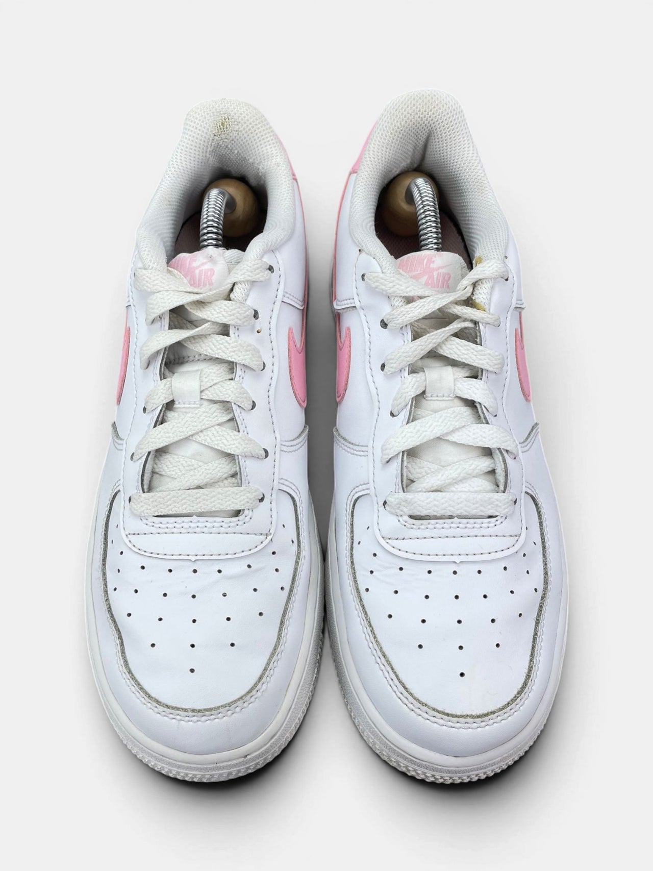 Nike Air Force 1 Low White/Medium Soft Pink — buty sportowe damskie w bardzo dobrym stanie rozmiar 40, widok z góry