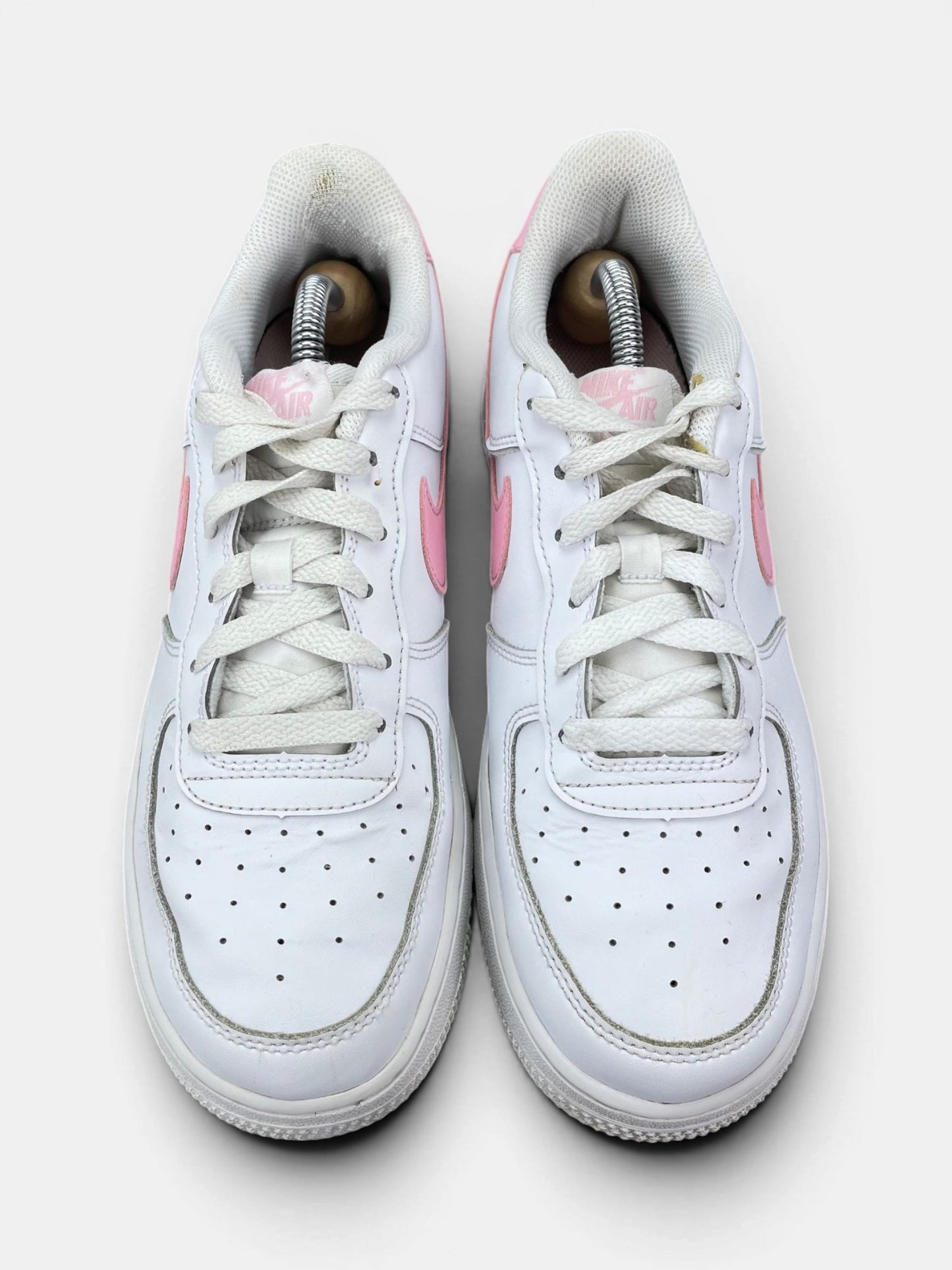 Nike Air Force 1 Low White/Medium Soft Pink — buty sportowe damskie w bardzo dobrym stanie rozmiar 40, widok z góry