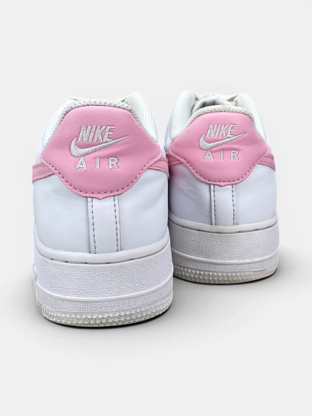 Nike Air Force 1 Low White/Medium Soft Pink — buty sportowe damskie w bardzo dobrym stanie rozmiar 40, widok z tyłu
