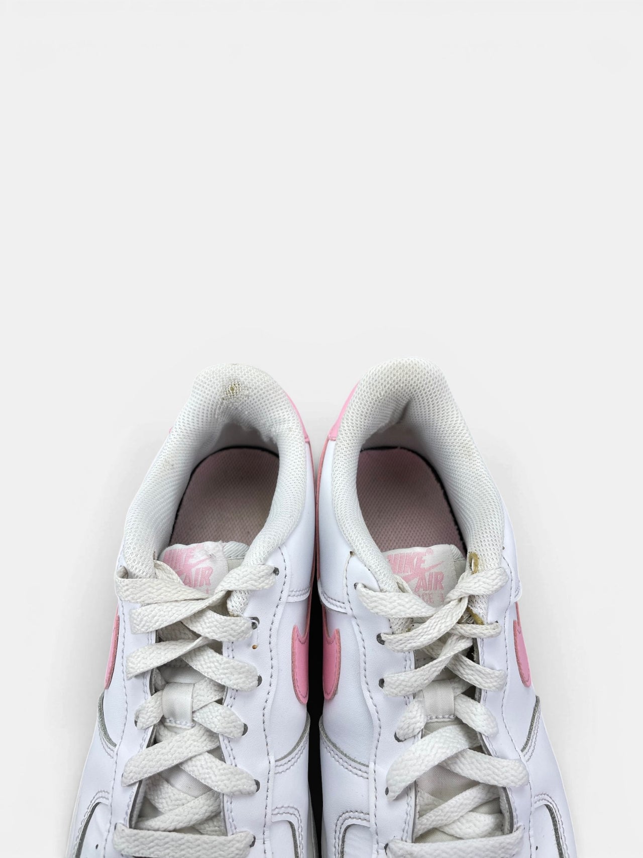 Nike Air Force 1 Low White/Medium Soft Pink — buty sportowe damskie w bardzo dobrym stanie rozmiar 40, zapiętki butów