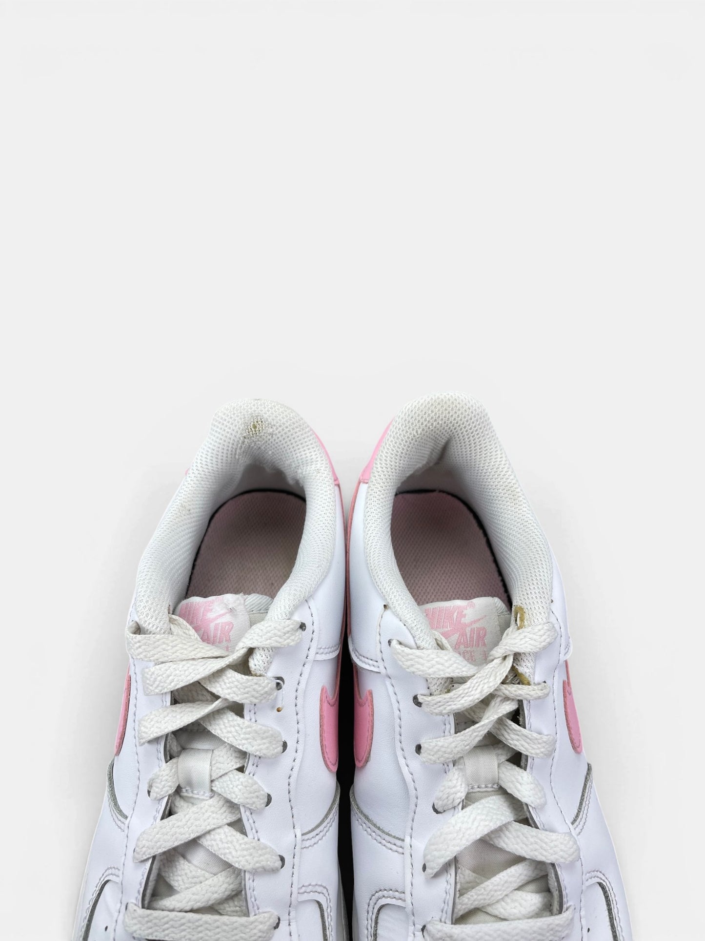 Nike Air Force 1 Low White/Medium Soft Pink — buty sportowe damskie w bardzo dobrym stanie rozmiar 40, zapiętki butów