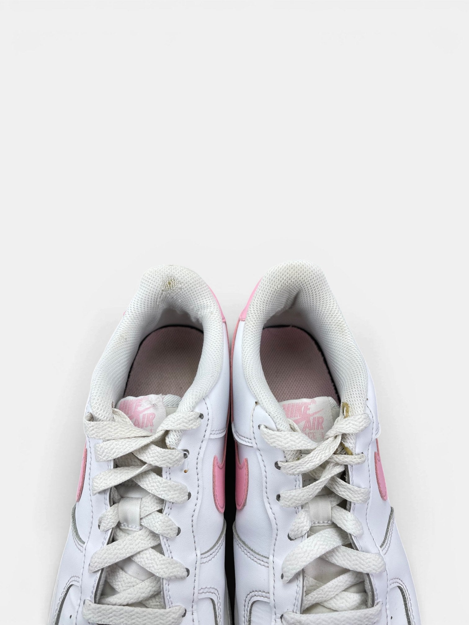 Nike Air Force 1 Low White/Medium Soft Pink — buty sportowe damskie w bardzo dobrym stanie rozmiar 40, zapiętki butów