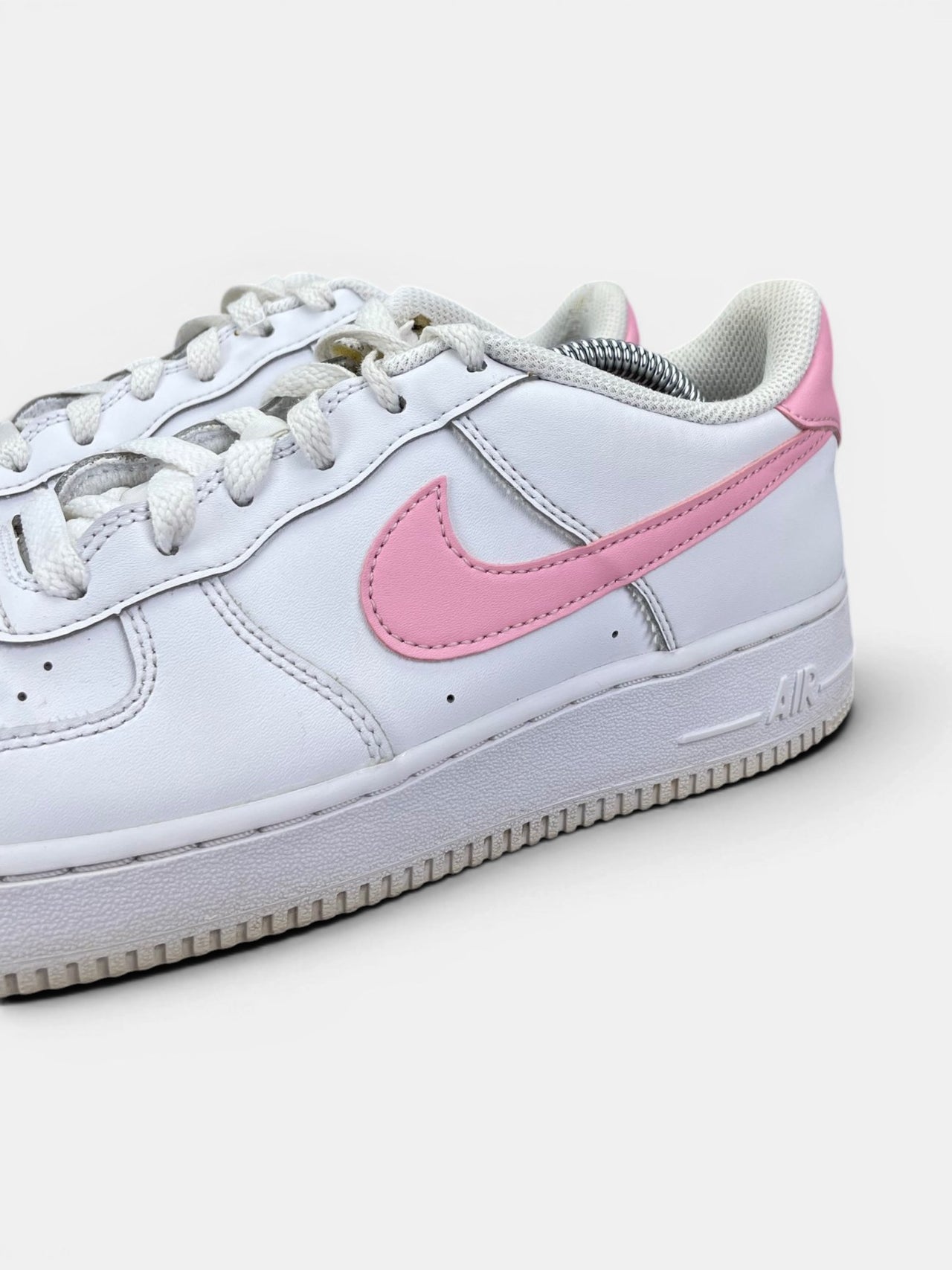 Nike Air Force 1 Low White/Medium Soft Pink — buty sportowe damskie w bardzo dobrym stanie rozmiar 40, opcjonalne zdjęcie 1