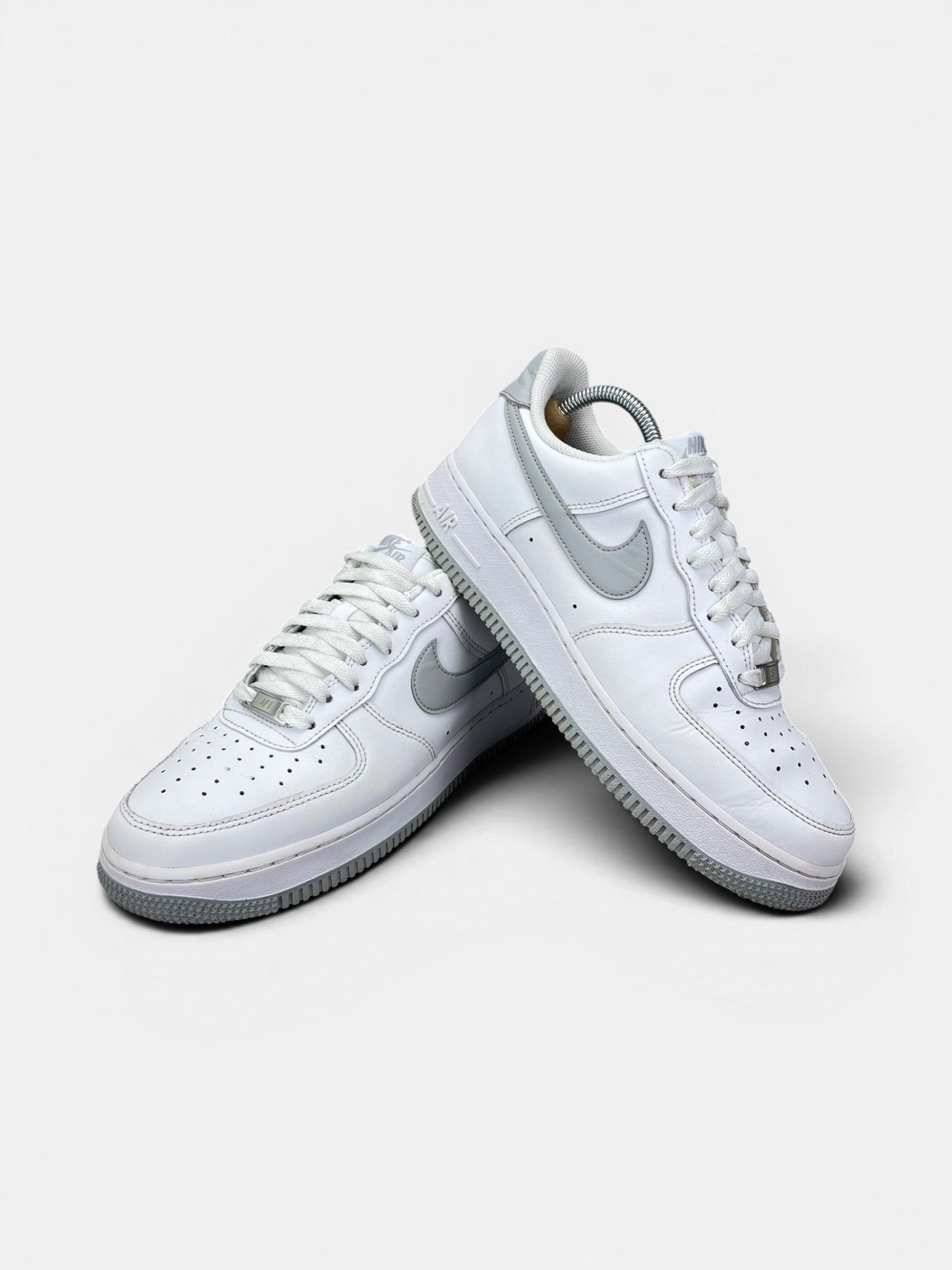 Nike Air Force 1 Low Light Smoke Grey — buty sportowe męskie w bardzo dobrym stanie rozmiar 42, boczny profil