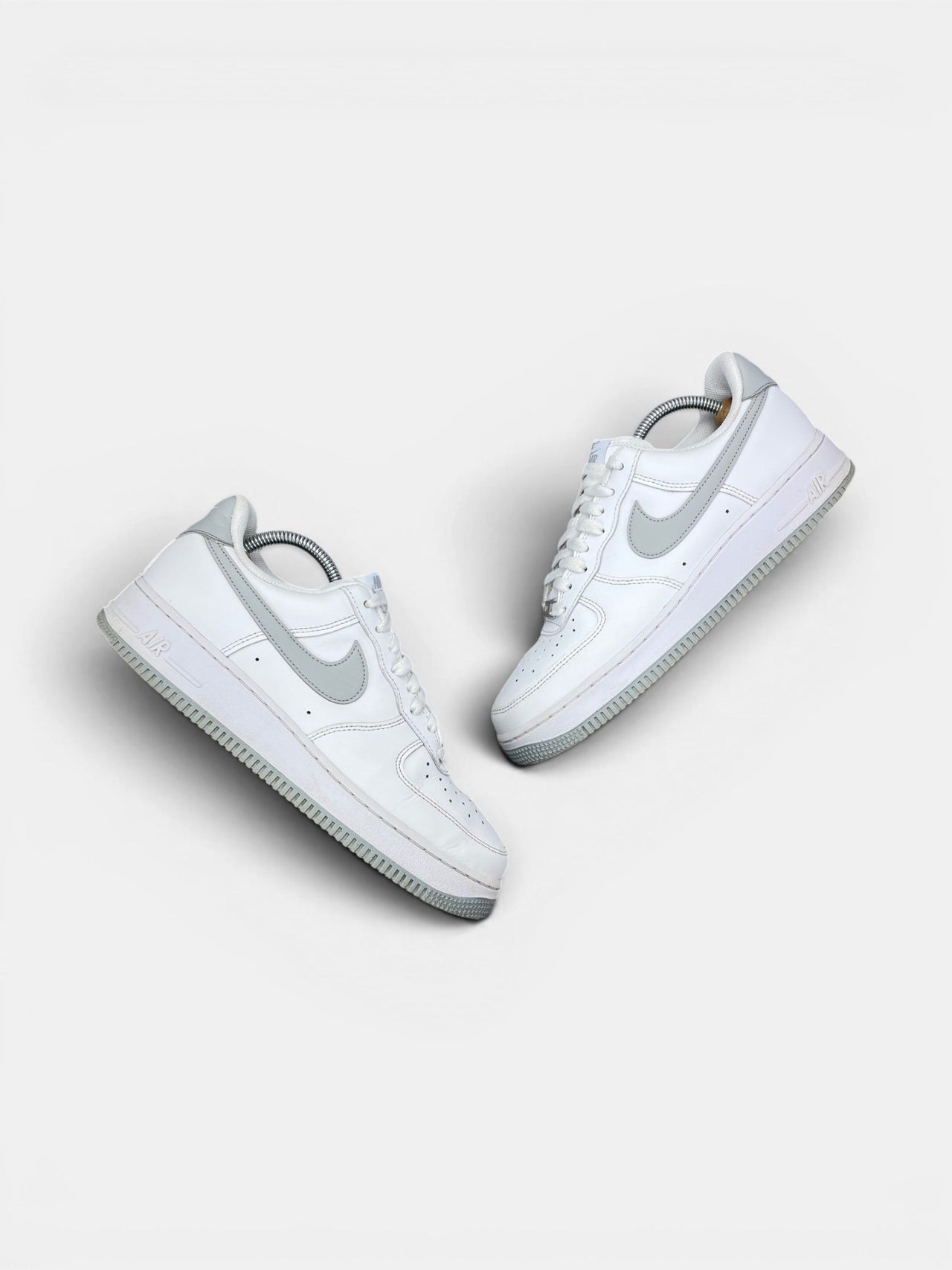 Nike Air Force 1 Low Light Smoke Grey — buty sportowe męskie w bardzo dobrym stanie rozmiar 42, widok z góry na zewnętrzną stronę butów