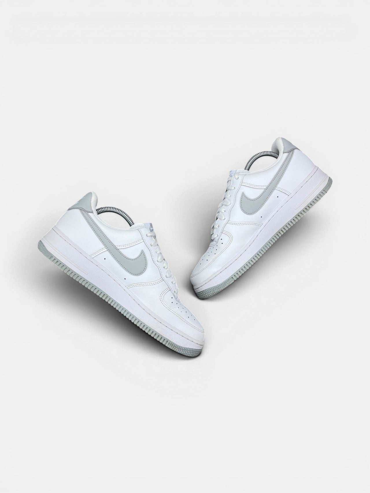 Nike Air Force 1 Low Light Smoke Grey — buty sportowe męskie w bardzo dobrym stanie rozmiar 42, zewnętrzny panel prawego buta