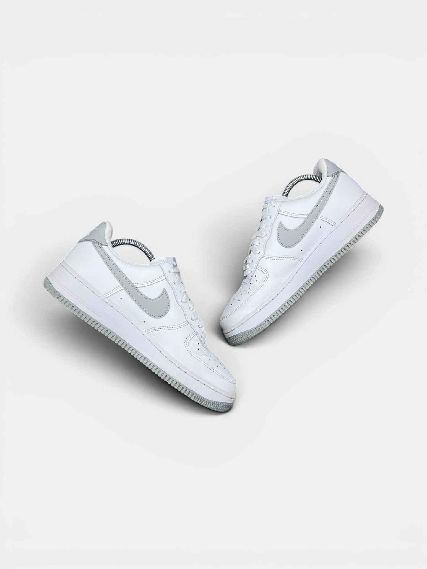 Nike Air Force 1 Low Light Smoke Grey — buty sportowe męskie w bardzo dobrym stanie rozmiar 42, zewnętrzny panel prawego buta