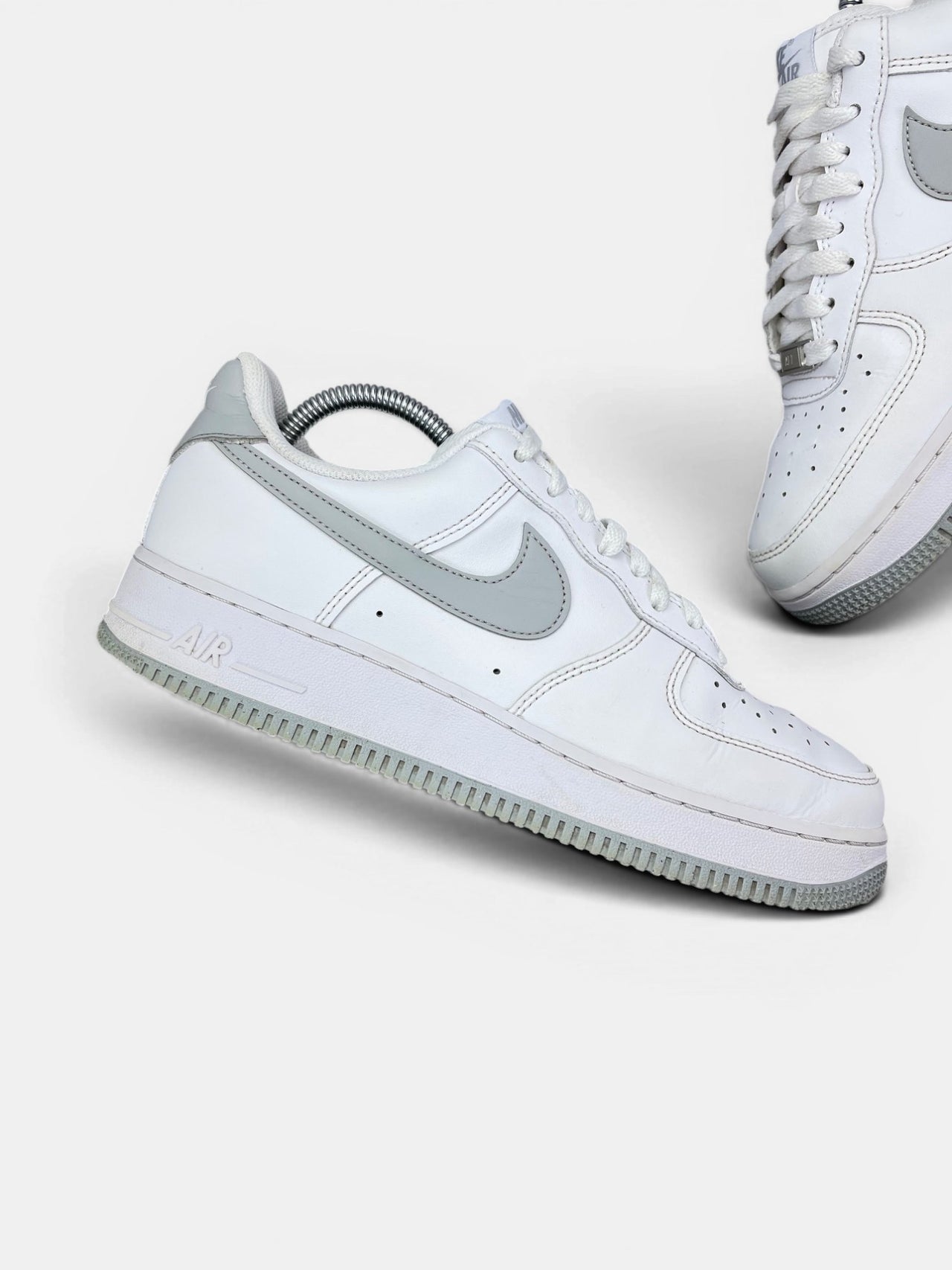 Nike Air Force 1 Low Light Smoke Grey — buty sportowe męskie w bardzo dobrym stanie rozmiar 42, zewnętrzny panel lewego buta