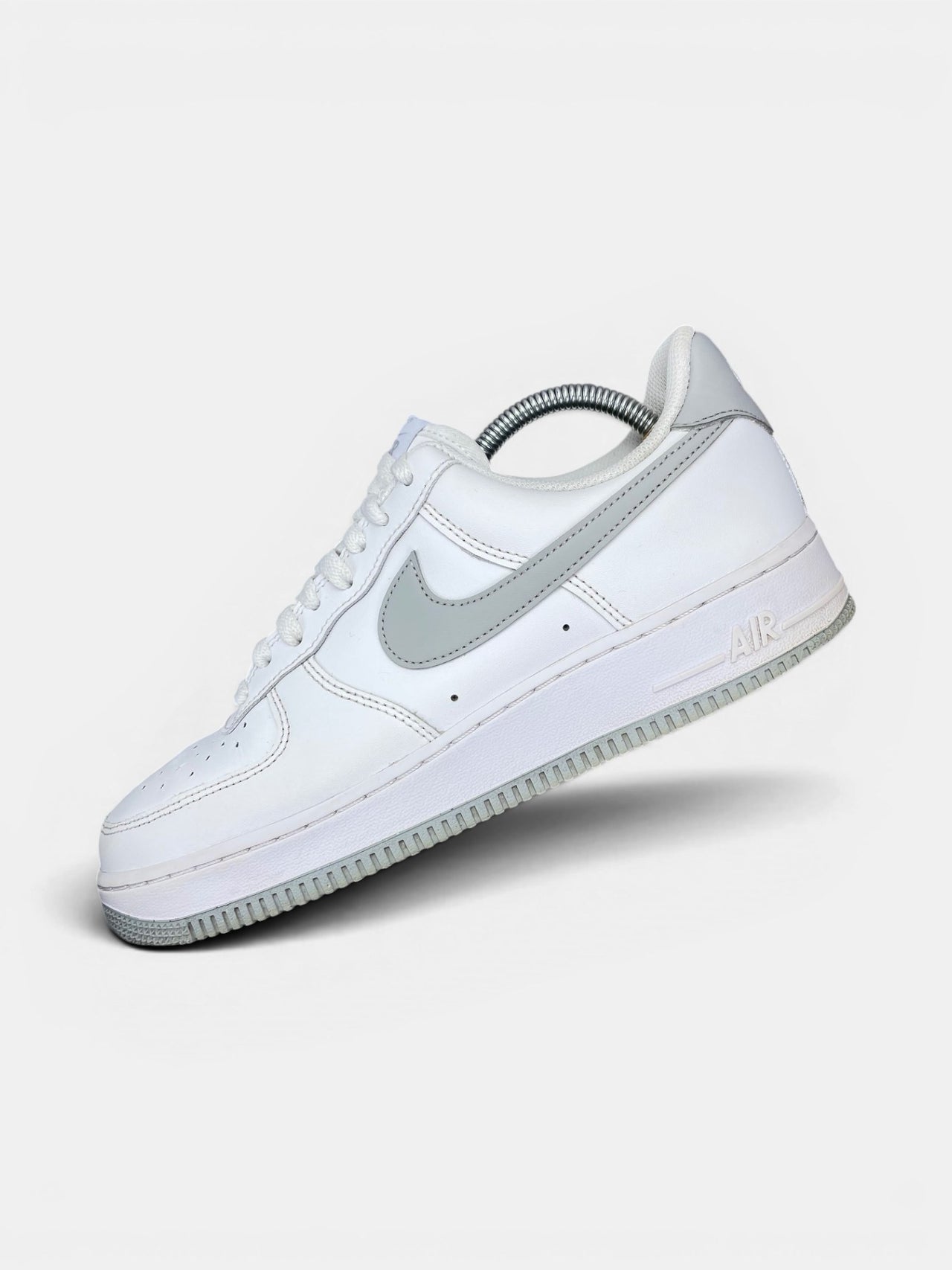 Nike Air Force 1 Low Light Smoke Grey — buty sportowe męskie w bardzo dobrym stanie rozmiar 42, widok z góry na wewnętrzną stronę butów