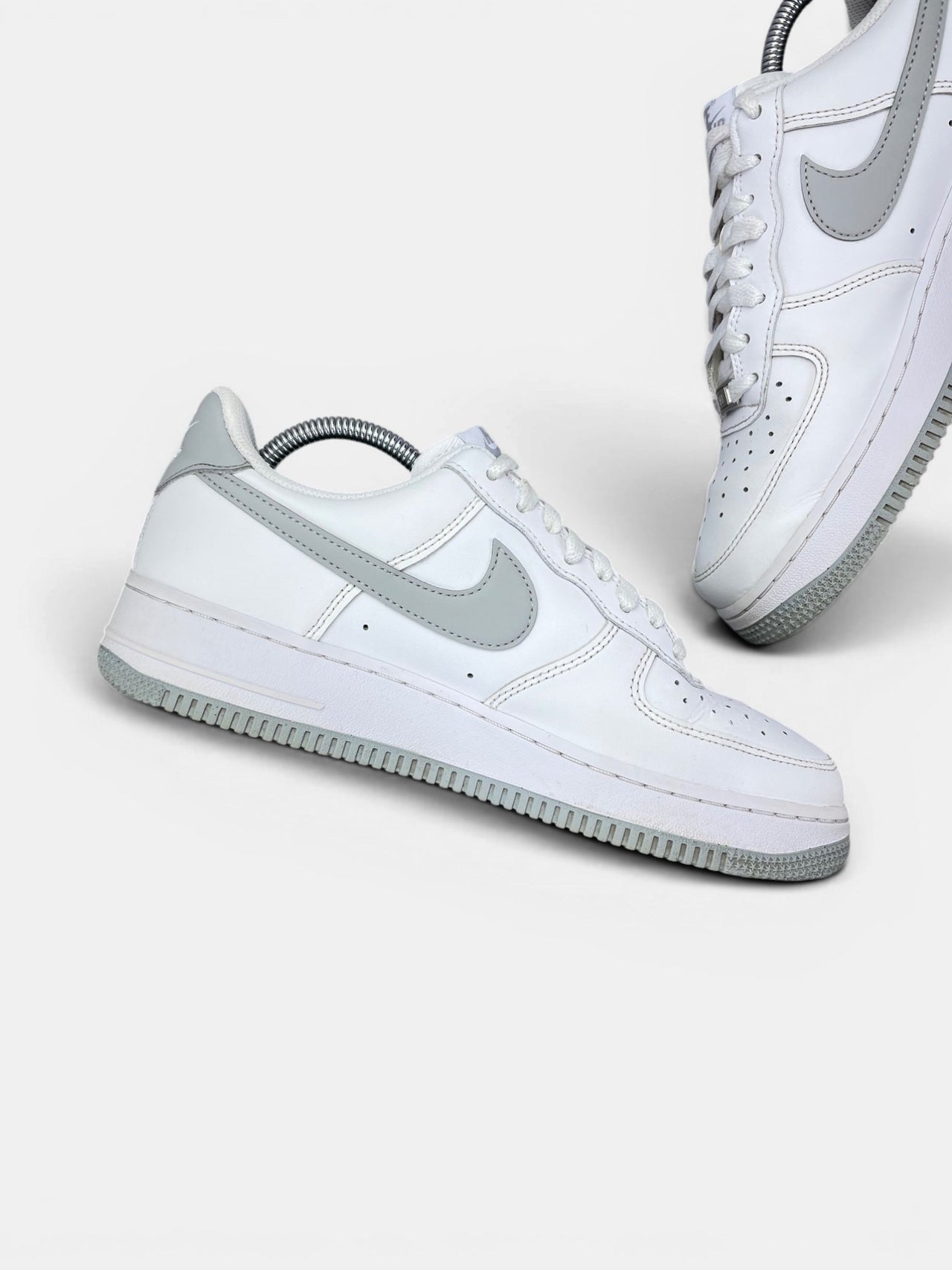 Nike Air Force 1 Low Light Smoke Grey — buty sportowe męskie w bardzo dobrym stanie rozmiar 42, wewnętrzny panel lewego buta