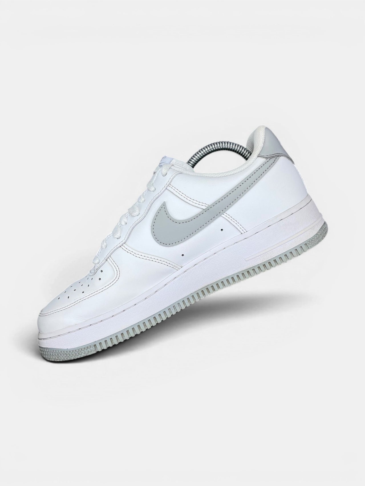 Nike Air Force 1 Low Light Smoke Grey — buty sportowe męskie w bardzo dobrym stanie rozmiar 42, wewnętrzny panel prawego buta