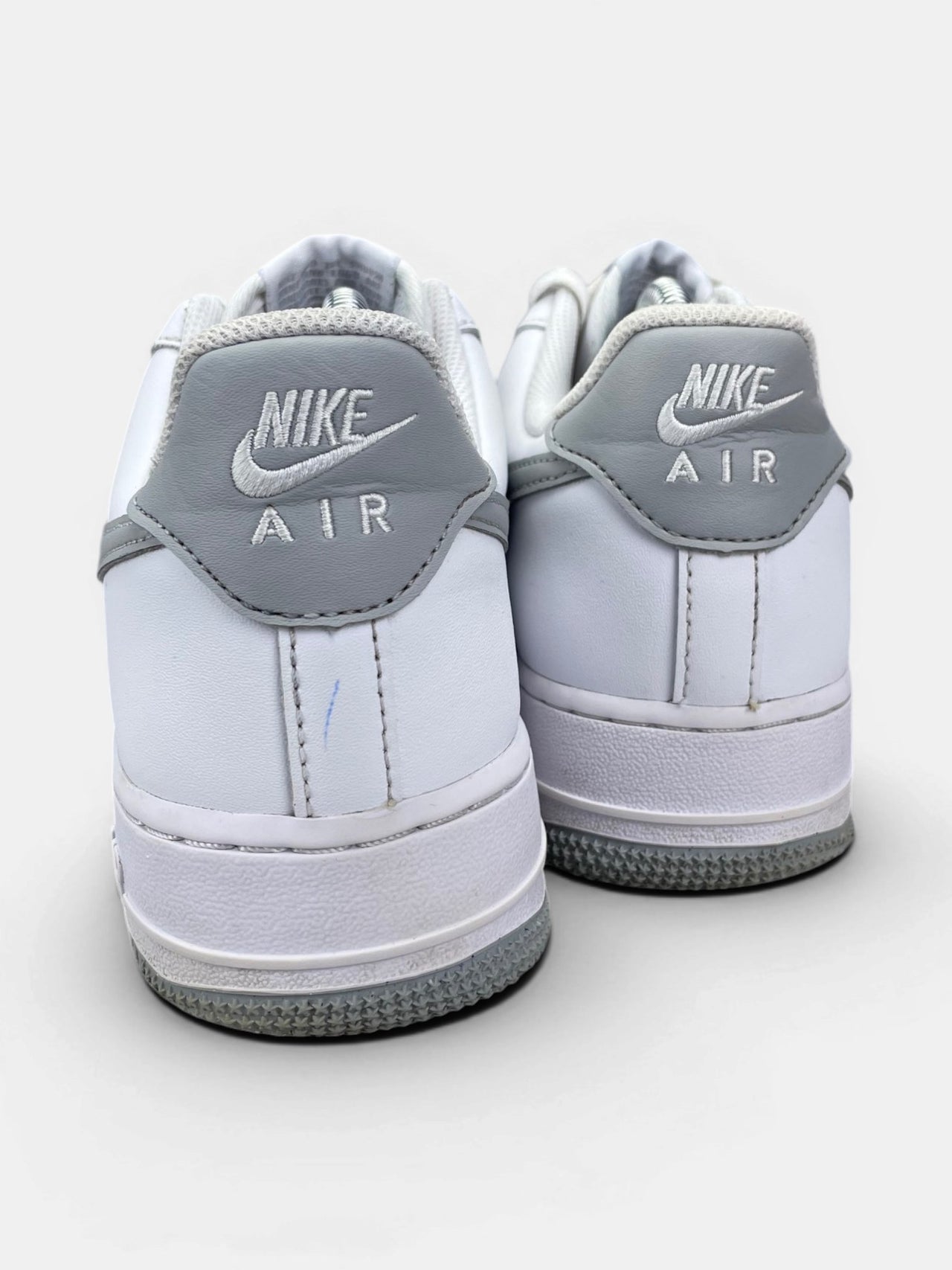 Nike Air Force 1 Low Light Smoke Grey — buty sportowe męskie w bardzo dobrym stanie rozmiar 42, widok z tyłu