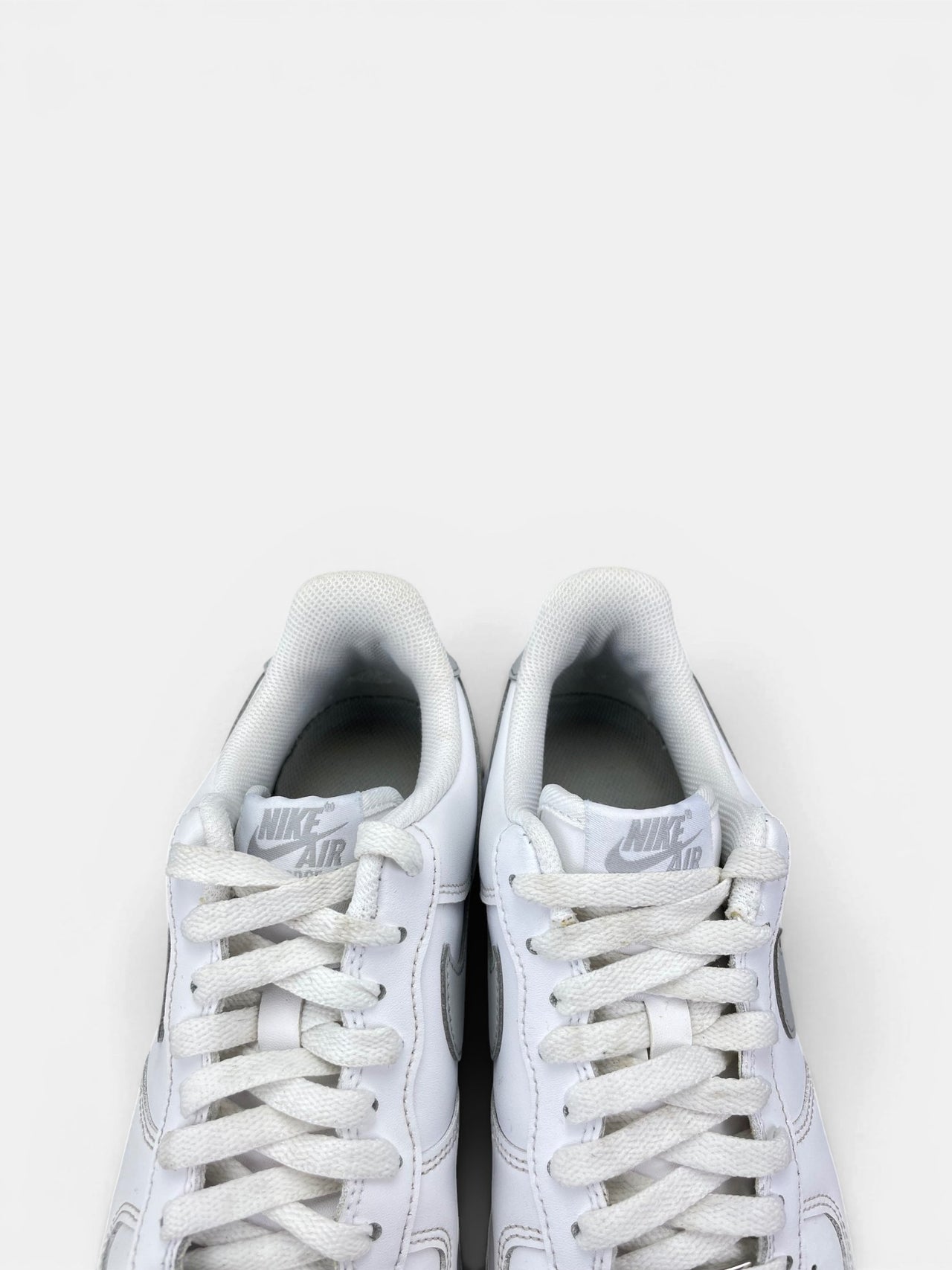 Nike Air Force 1 Low Light Smoke Grey — buty sportowe męskie w bardzo dobrym stanie rozmiar 42, zapiętki butów