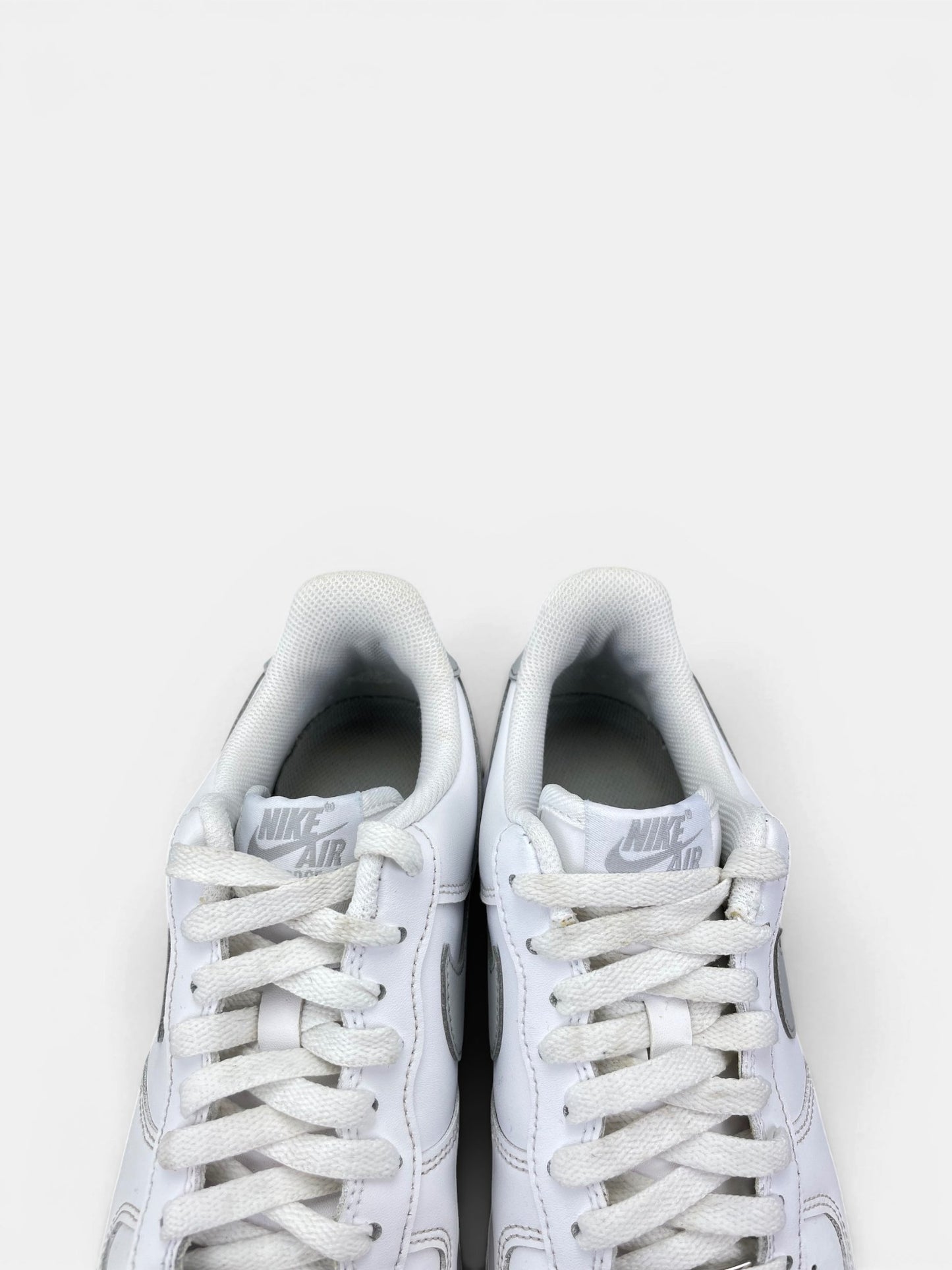 Nike Air Force 1 Low Light Smoke Grey — buty sportowe męskie w bardzo dobrym stanie rozmiar 42, zapiętki butów