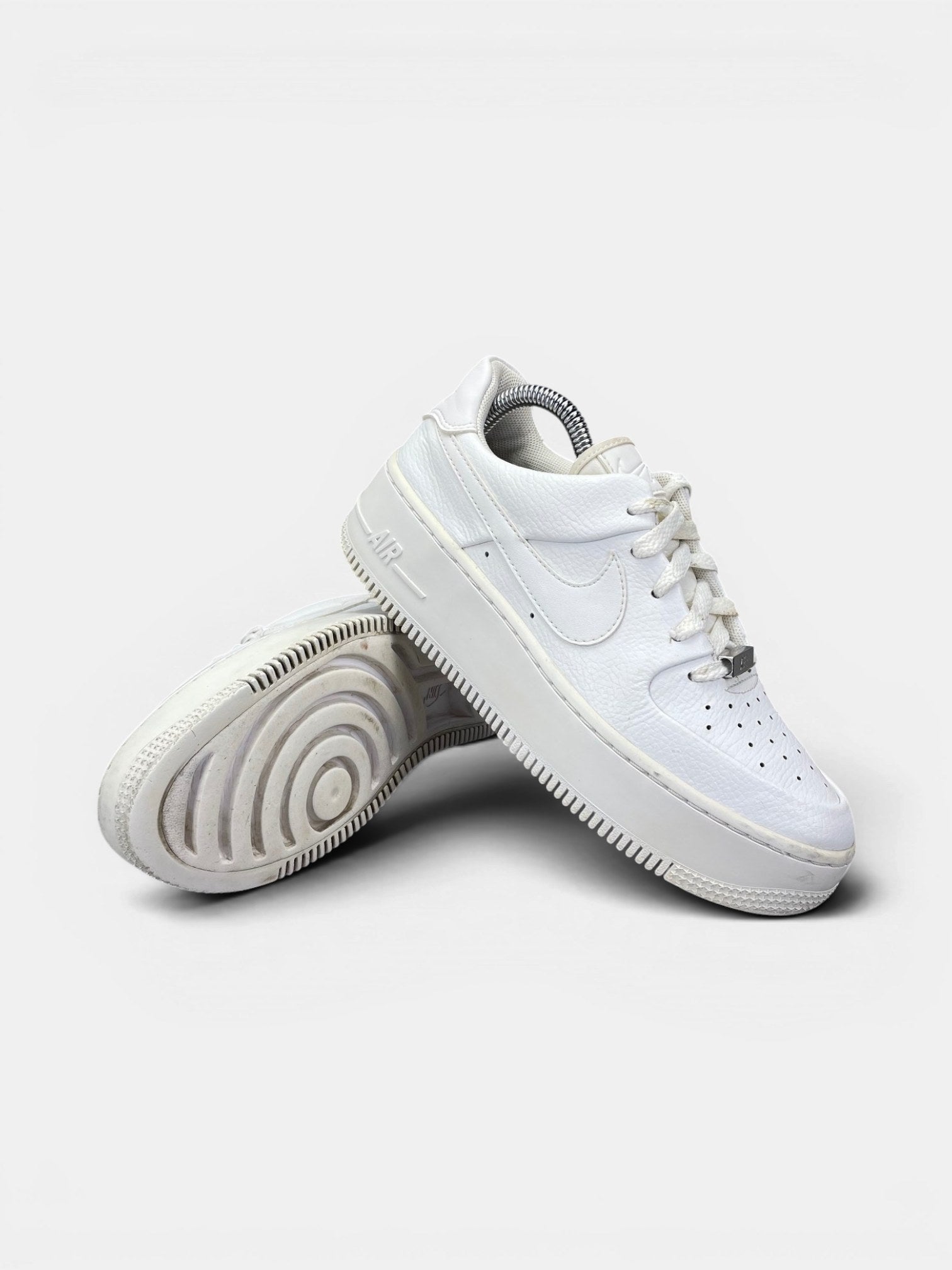 Nike Air Force 1 Sage Low Triple White — buty sportowe damskie w bardzo dobrym stanie rozmiar 38, boczny profil