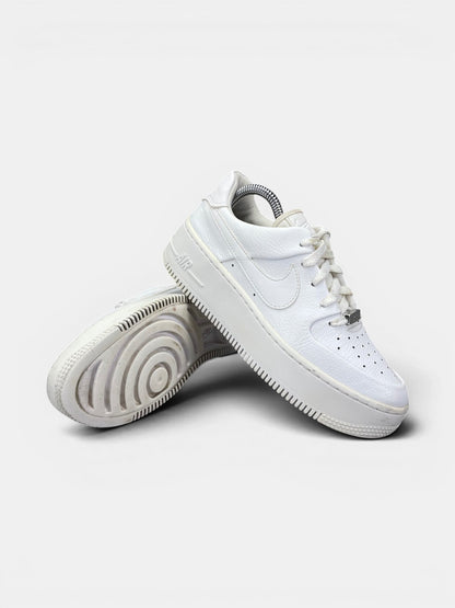 Nike Air Force 1 Sage Low Triple White — buty sportowe damskie w bardzo dobrym stanie rozmiar 38, boczny profil