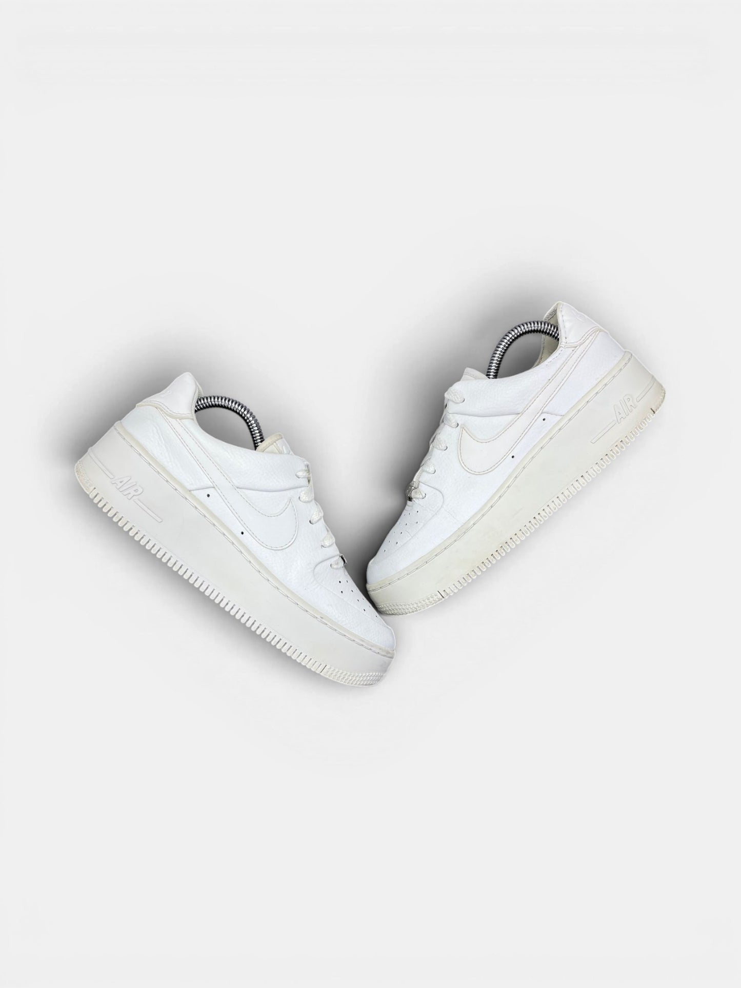 Nike Air Force 1 Sage Low Triple White — buty sportowe damskie w bardzo dobrym stanie rozmiar 38, widok z góry na zewnętrzną stronę butów