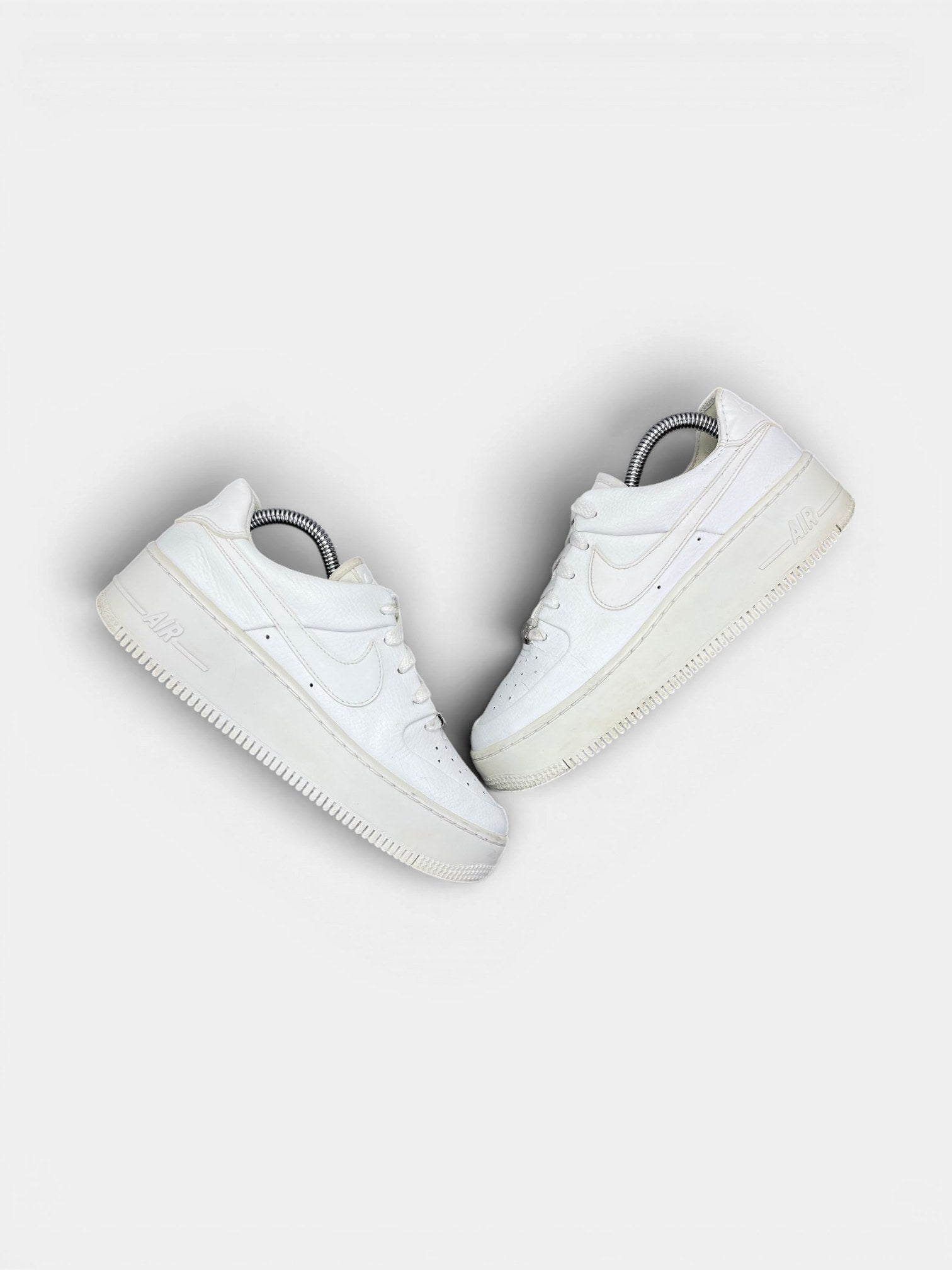 Nike Air Force 1 Sage Low Triple White — buty sportowe damskie w bardzo dobrym stanie rozmiar 38, widok z góry na zewnętrzną stronę butów
