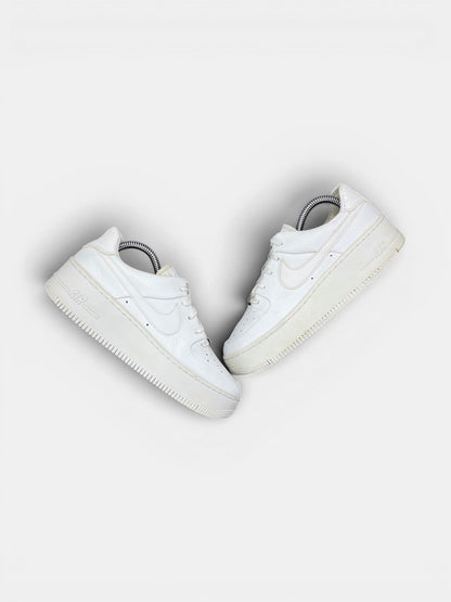 Nike Air Force 1 Sage Low Triple White — buty sportowe damskie w bardzo dobrym stanie rozmiar 38, widok z góry na zewnętrzną stronę butów