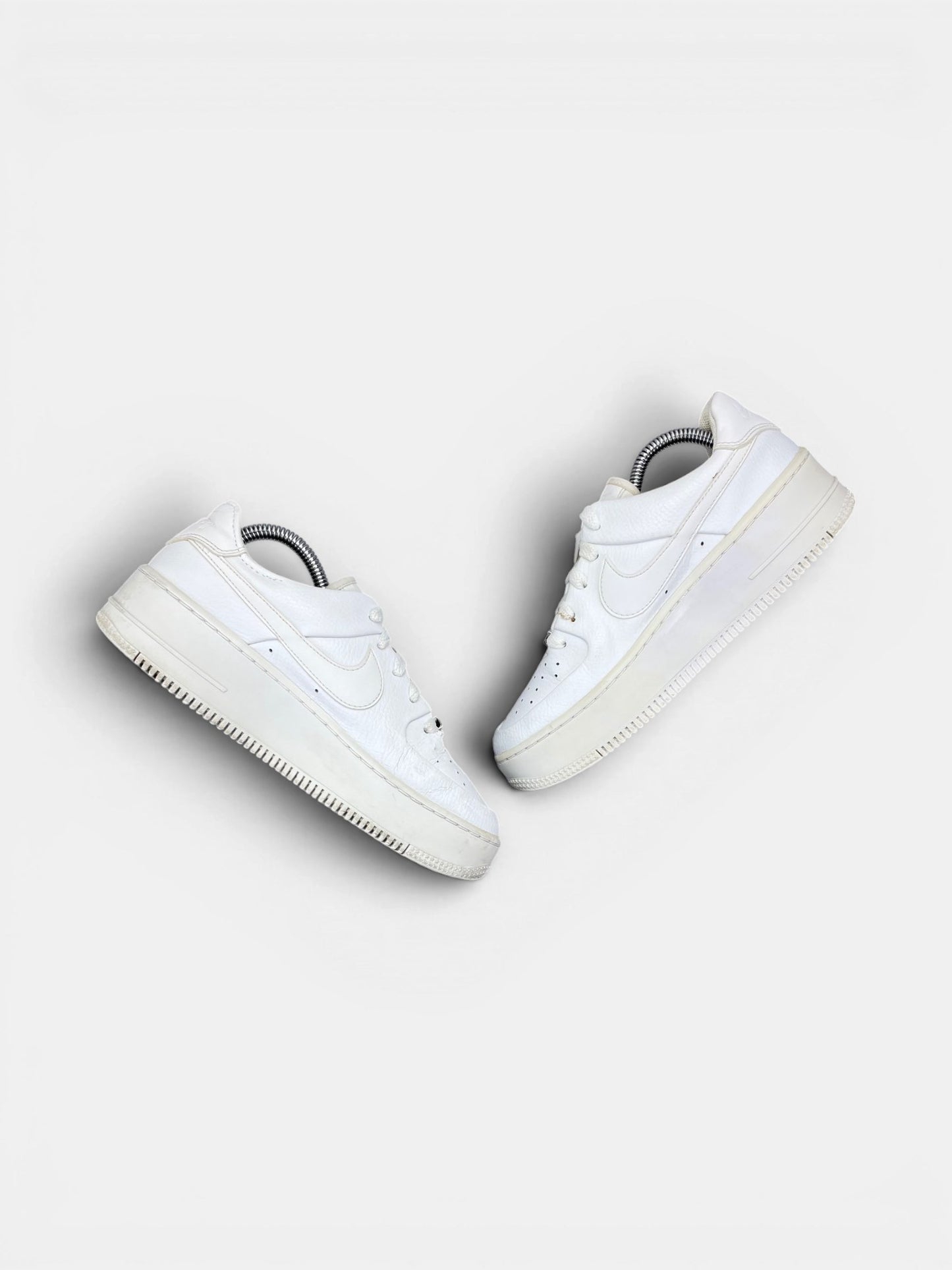 Nike Air Force 1 Sage Low Triple White — buty sportowe damskie w bardzo dobrym stanie rozmiar 38, zewnętrzny panel prawego buta