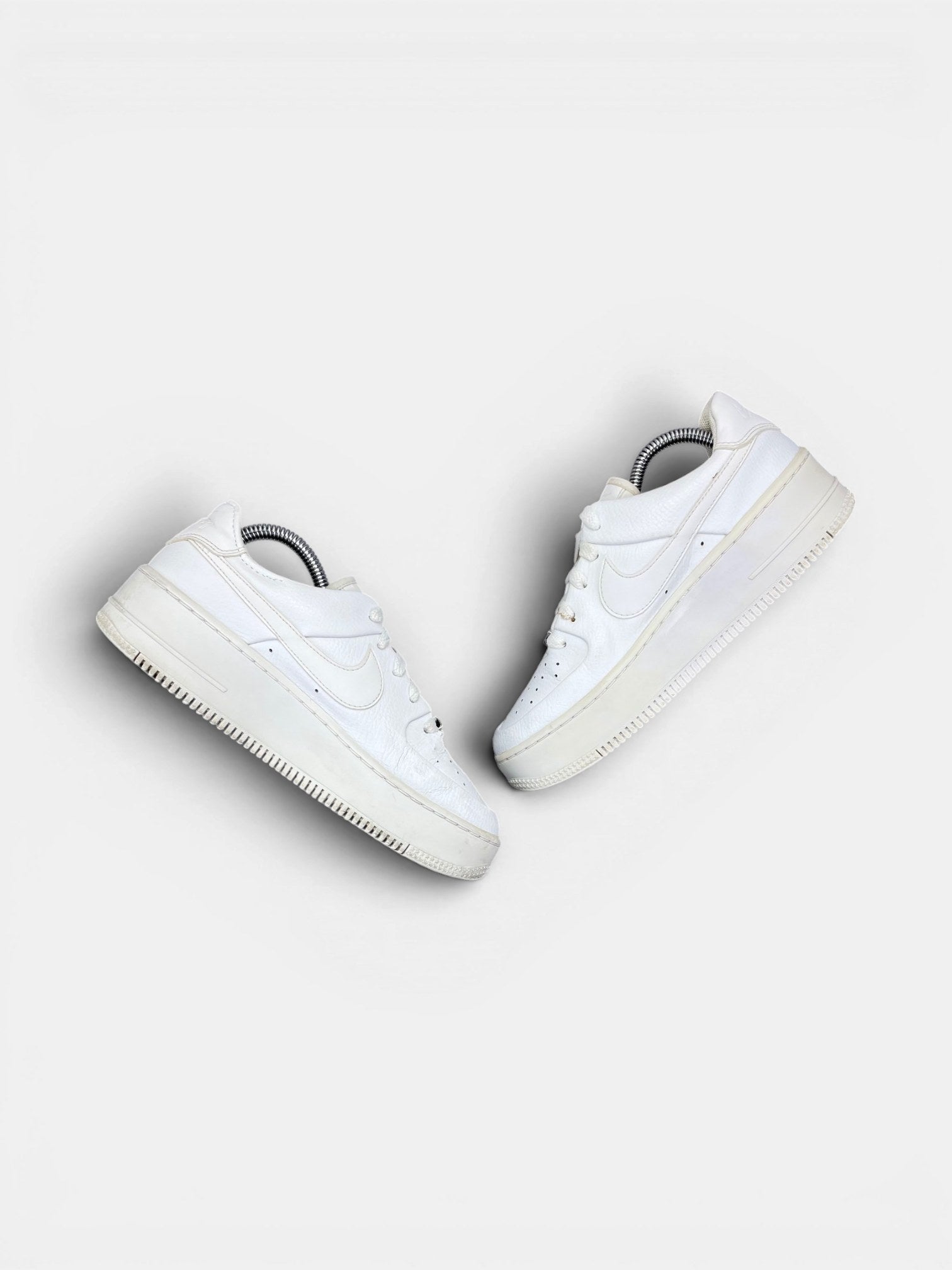 Nike Air Force 1 Sage Low Triple White — buty sportowe damskie w bardzo dobrym stanie rozmiar 38, zewnętrzny panel prawego buta