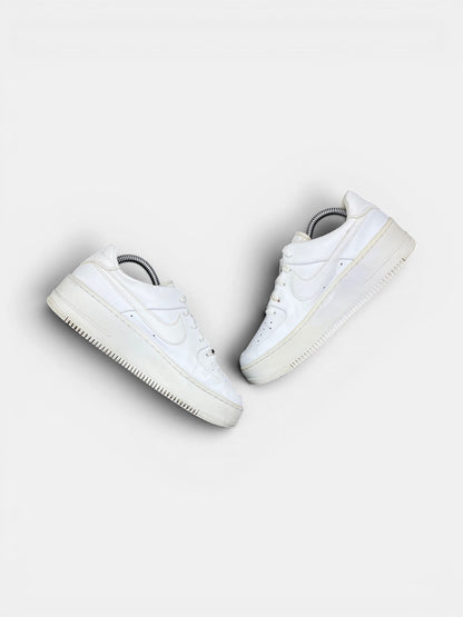 Nike Air Force 1 Sage Low Triple White — buty sportowe damskie w bardzo dobrym stanie rozmiar 38, zewnętrzny panel prawego buta