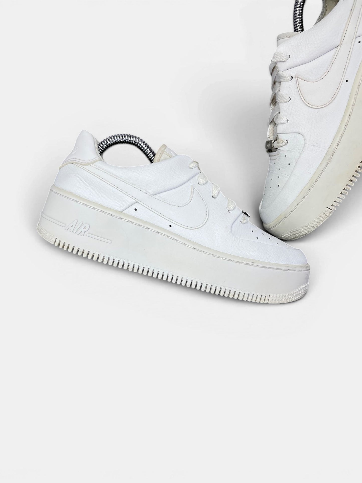 Nike Air Force 1 Sage Low Triple White — buty sportowe damskie w bardzo dobrym stanie rozmiar 38, zewnętrzny panel lewego buta