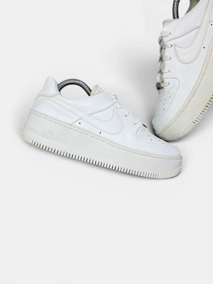 Nike Air Force 1 Sage Low Triple White — buty sportowe damskie w bardzo dobrym stanie rozmiar 38, zewnętrzny panel lewego buta